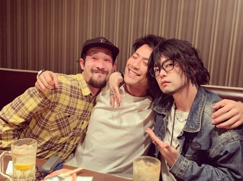 Katsuma さんのインスタグラム写真 - (Katsuma Instagram)「先日の飲み🍺 backnumberヒサシ five new old ハヤト SUPER BEAVERヒロぽん まーたん🥁✨ むちゃくちゃ楽しかったけどクソ酔った。全く撮った覚えのない写真がちらほら💩  #2枚目のとかマジで知らん #そもそも三件目に行ったことすら知らん #いややっぱ1枚目のも知らん #むしろ三枚とも知らん #打ち上げとか以外の飲み今年入って多分まだ2回目 #両日ハヤトあり #両日記憶なし #知らん  #あ、髪切ったのね #前髪作っておろせるくらい切ったけど #全く形定まらず #ただただ若作りしたかった #結果帽子かぶって仙台移動してます #あげたら特に変わり映えなし」3月22日 16時28分 - katsuma_drums