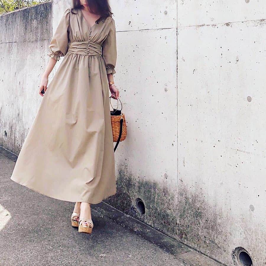 sayoko87さんのインスタグラム写真 - (sayoko87Instagram)「‪❥❥❥‬ * onepiece @fifth_store #fifth #fifthtl #フィフス shoes @jimmychoo bag @violadoro_official watch @danielwellington * 先日載せたブラウスと同デザインの #ウエストギャザーロングワンピース 裾のひらりん感がたまらない👗✨🤤 ウエストのギャザーが細見え効果抜群 このワンピ40%OFFになってるよー🙋💓 * * #ファッション#コーディネート#stylepost #今日のコーデ#ootd#ワンピースコーデ #instafashion#onepiece#todaysoutfit #fashion#coordinate#code#milaowen #プチプラコーデ#outfit#ママコーデ#today #ootdfashion#style#locari#大人可愛い #お洒落さんと繋がりたい#ワンピース#さよコ」3月22日 16時28分 - sayoko.87