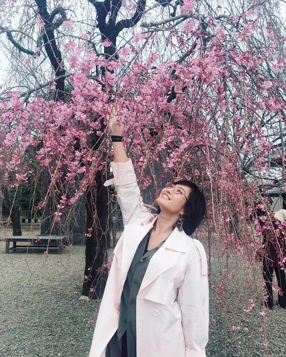 秋吉織栄（宮内かれん）さんのインスタグラム写真 - (秋吉織栄（宮内かれん）Instagram)「🌸🌸🌸🌸桜開花しました🌸🌸🌸🌸 今日はぜーんぶPINK💕️💕️ 飲み物もピンク🌸笑  外国人観光客の方に撮ってもらいました🙋‍♀️✨ #桜  #開花  #春コーデ  #春 #japan 🌸🌸🌸🌸🌸🌸🌸🌸🌸💕️」3月22日 16時24分 - orie.oliiiiie.olivia