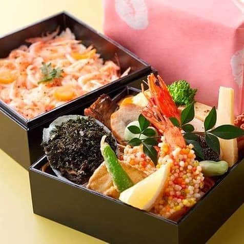 ホテルニューオータニ博多さんのインスタグラム写真 - (ホテルニューオータニ博多Instagram)「桜の開花🌸明日から福岡城さくらまつりも始まりますね🎵春の行楽弁当を持って、楽しい宴を😊インスタ映えもバッチリですよ❗ ・ ・ 春の行楽弁当 ¥3,000(1折)３日前までにご予約をお願いいたします🙇旬の食材いっぱいで華やかです✨詳しいメニューはHPをご覧ください。 ・ ・ 『Instagram見た』で予約もスムーズ！ご予約、お問合せは092-715-2008(日本料理千羽鶴)へ。 ・ #お花見 #行楽弁当  #福岡食事 #ファミリー #カップル #福岡城さくらまつり #筍 #ニューオータニ博多 #ホテルニューオータニ #newotani #鰆西京焼き #福岡グルメ #観光 #桜えび #japan #travel #dinner #lunch #sightseen #天神ランチ #平日ランチ  #桜 #天神デート #大濠公園レストラン #天神グルメ #ホテルグルメ #ホテルディナー #春の宴 #卒業入学シーズン #自分にご褒美」3月22日 16時26分 - newotani_hakata_official