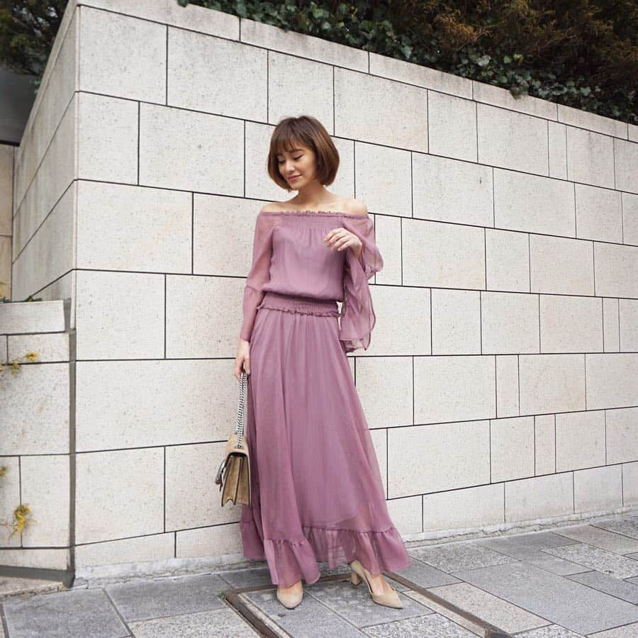 宮本沙恵さんのインスタグラム写真 - (宮本沙恵Instagram)「sheer mood shirring dress🌸 . シボ加工のシフォン生地を使用した、ふわふわドレス♡ . オフショルでも着用できる2wayなの！ 彩度を落としたくすみカラーだから、大人らしく着こなせます👏 . 来週発売お楽しみにっ😘 #myshawty#daydress#resortdress」3月22日 16時31分 - saebi