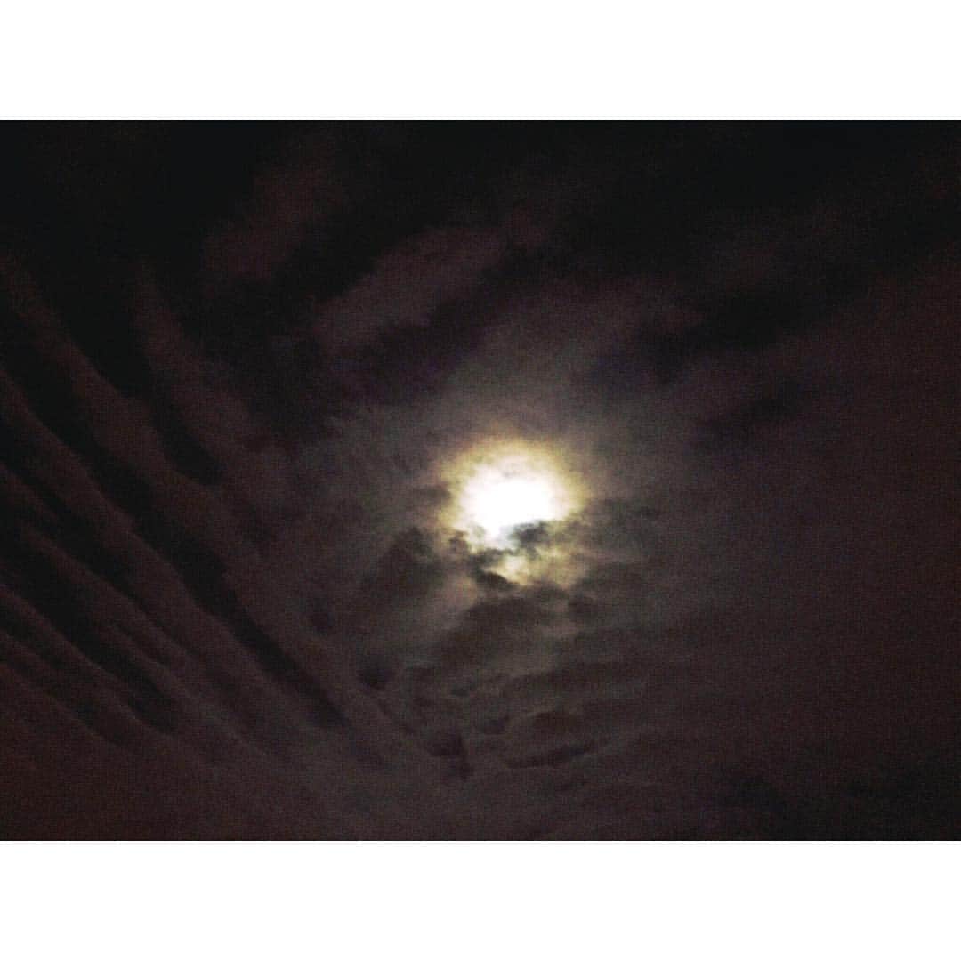 のインスタグラム：「about last night 🌝 spring equinox magical full moon enagy✨✨✨ 春分の日 てんびん座の満月はなんと19年ぶり。 激しかった3月も週末はすこしブレイク。 気がついたらもう3月末で花粉もピーク、桜🌸の開花ももうすぐ、エネルギーもさらに高みへと。 陰と陽のバランスもちゃんととらないとね。 . #fullmoon #springequinox  #春分の日 #雲がドラマティック #継続と統合 #明瞭化」