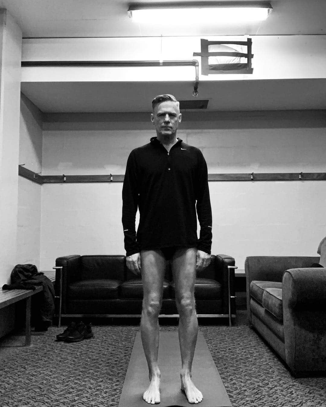 ブライアン・アダムスのインスタグラム：「Backstage in Woolongong, pre show stretch ritual after travelling. Planes and cars for hours are not conducive to keeping aligned. For those of you reading this thinking I could never do all that, why is he a vegan, I’ll tell you: I healed myself by going on a plant only diet. It’s never too late to find out how you tick, our body tells us when things aren’t right. Look for the signs: skin and weight being the most obvious ones, how do you really feel? 🌱#bryanadamsshinealight #getfit #yogainspired #govegan」