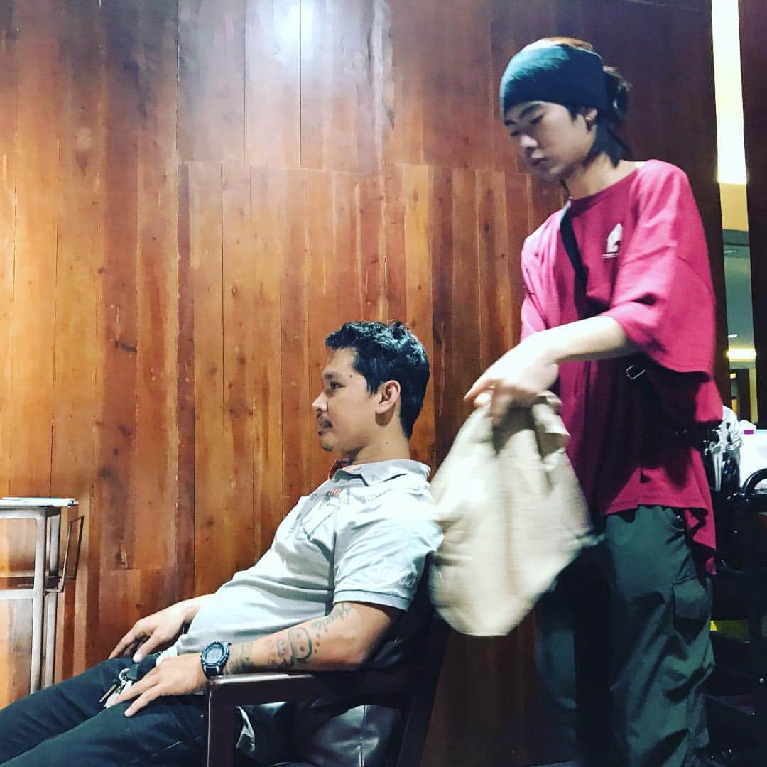 のインスタグラム：「✂︎去年に引き続き参加してくれた美容学生さん  休みを利用して『差』をつけちゃえ 努力した分だけ︎﻿上手くなるのが美容師 ﻿ @abc_cebu﻿ ﻿  #アジアビューティーカレッジ﻿ #AsiaBeautyCollege﻿ #ヘアスタイル﻿ #ヘアカラー﻿ #ヘアアレンジ﻿ #セブ留学﻿ #美容留学﻿ #語学留学﻿ #海外美容師﻿ #海外スタイリスト﻿ #海外生活﻿ #海外留学﻿ #美容学生﻿ #海外美容室﻿ #海外ヘアサロン﻿ #海外で美容師﻿ #セブ美容﻿ #セブ島﻿ #美容師転職﻿ #美容師募集﻿ #instahair﻿ #hairstyle﻿ #hairstagram﻿ #海外就職希望﻿ #就活中﻿ #日系サロン ﻿ #DONNA﻿ #ドンナ﻿ #cebustudents﻿ #freecut」