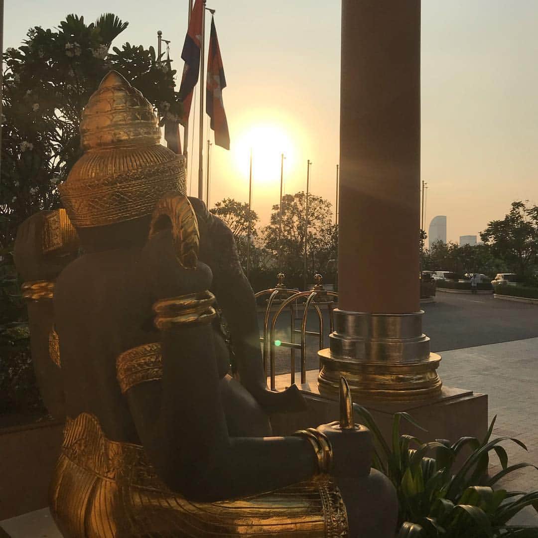 井川祐輔さんのインスタグラム写真 - (井川祐輔Instagram)「香港滞在記#88 《カンボジア旅行 Day1-1》 会いたい人に会う。 このコンセプトの下、カンボジアを訪れました。 大切な仲間がカンボジアに集まり、有意義な時間を共有することが出来ました。 出会いは偶然ではなく必然であるけれども、その必然は自分が行動を起こす事のみによって生まれるものである。 カンボジアを訪れて本当に良かった… #香港滞在記#香港#カンボジア#プノンペン#仲間 #hongkong#hk#cambodia#phonmpenh」3月22日 16時43分 - yusukeigawa_4