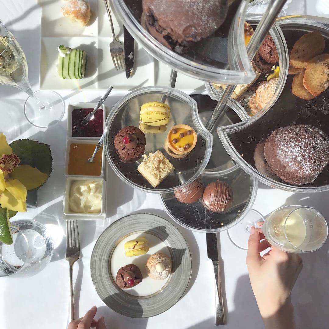 のインスタグラム：「. 人生で初めてのアフタヌーンティーを At.Mosphereでいただきました🍰🍪🍸 . なんと、世界一高い123階にあるのです😳 123階からのドバイの景色を堪能しながら 軽食やスイーツをゆっくりと食べることができる という贅沢すぎる空間と時間。 . やっぱりここでもスコーンがおいしくて たーくさん食べちゃいました🥰 (しょっぱい系のプレートも完食🤤💭) . #ik_travel#ik_dubai#atmospheredubai#atmosphereburjkhalifa#atmosphere#afternoonteatime#afternoontea#visitdubai#mydubai#tabijomap_dubai#ambassador#dubaitravel#dubaitrip#trip#travel#ドバイ#アトモスフィア#アフタヌーンティー#スイーツ#タビジョ#ドバイ旅行#ドバイ#女子旅」