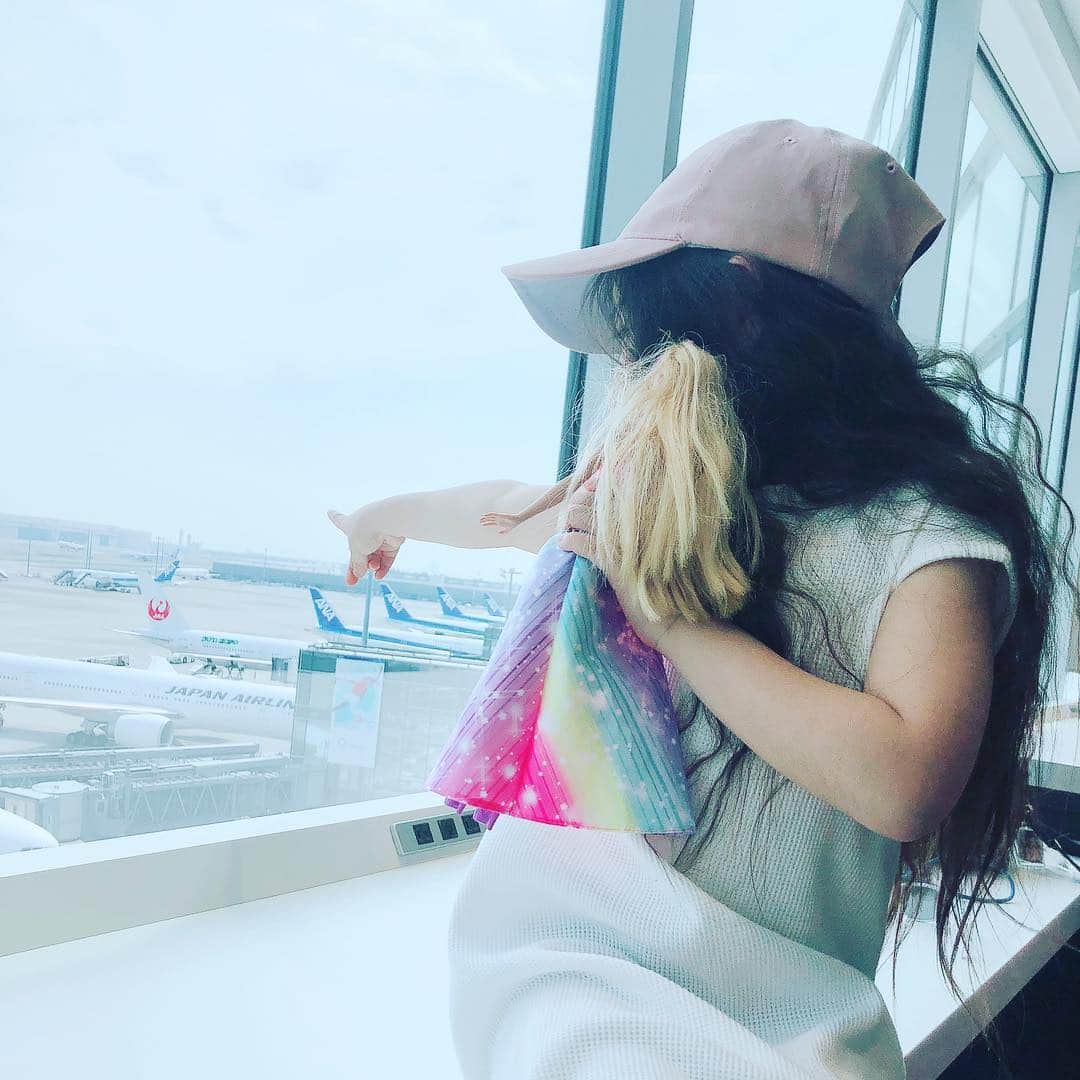 のインスタグラム：「#airplane #grandfather #じいちゃんと #恒例旅 . .  #曾祖父  #曽孫 #空の旅」