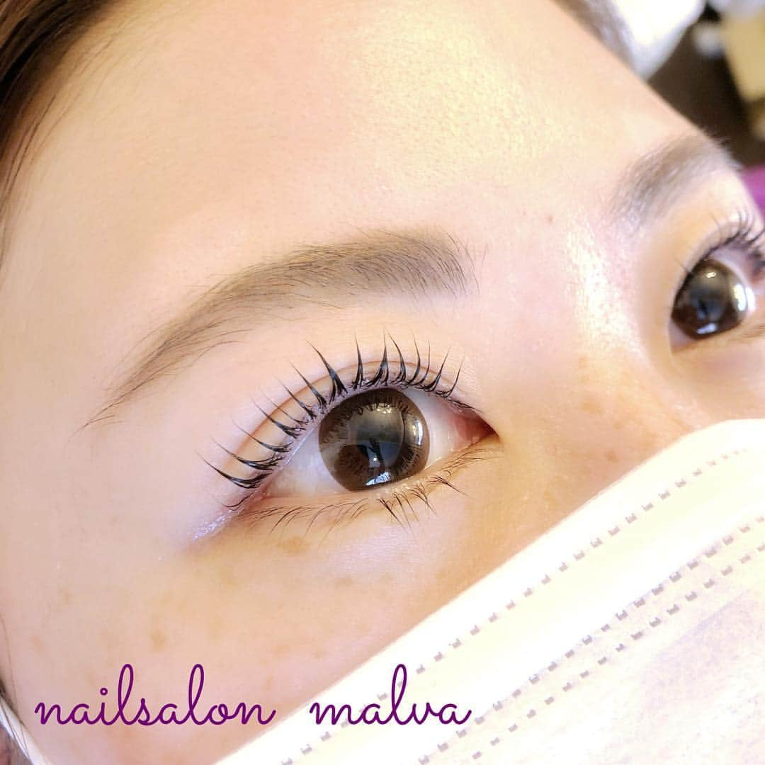 nailsalon malva（ネイルサロンマルヴァ）さんのインスタグラム写真 - (nailsalon malva（ネイルサロンマルヴァ）Instagram)「どの角度からみても綺麗なまつ毛カール♡ 2枚目は動画ですので、是非スワイプしてご覧下さい♡  nailsalon malva ➷原宿LINE@xes6130d ご予約はLINEよりお願いします♡ http://www.malvanail.com/sp/tokyo/price/eyelash.html  #malvaアイラッシュ#アイラッシュ#malva#マツエク#まつえく#メイク#まつエクデザイン#森絵里香#lashes#eye#まつげエクステ#まつエク#nail#eyelash#アイリスト#アイメイク#カラーエクステ#ブラウンエクステ#メイク#ネイル#まつげエクステつけ放題#アイリスト募集#makeup#まつ毛カール#まつ毛パーマ」3月22日 16時49分 - malva_nail