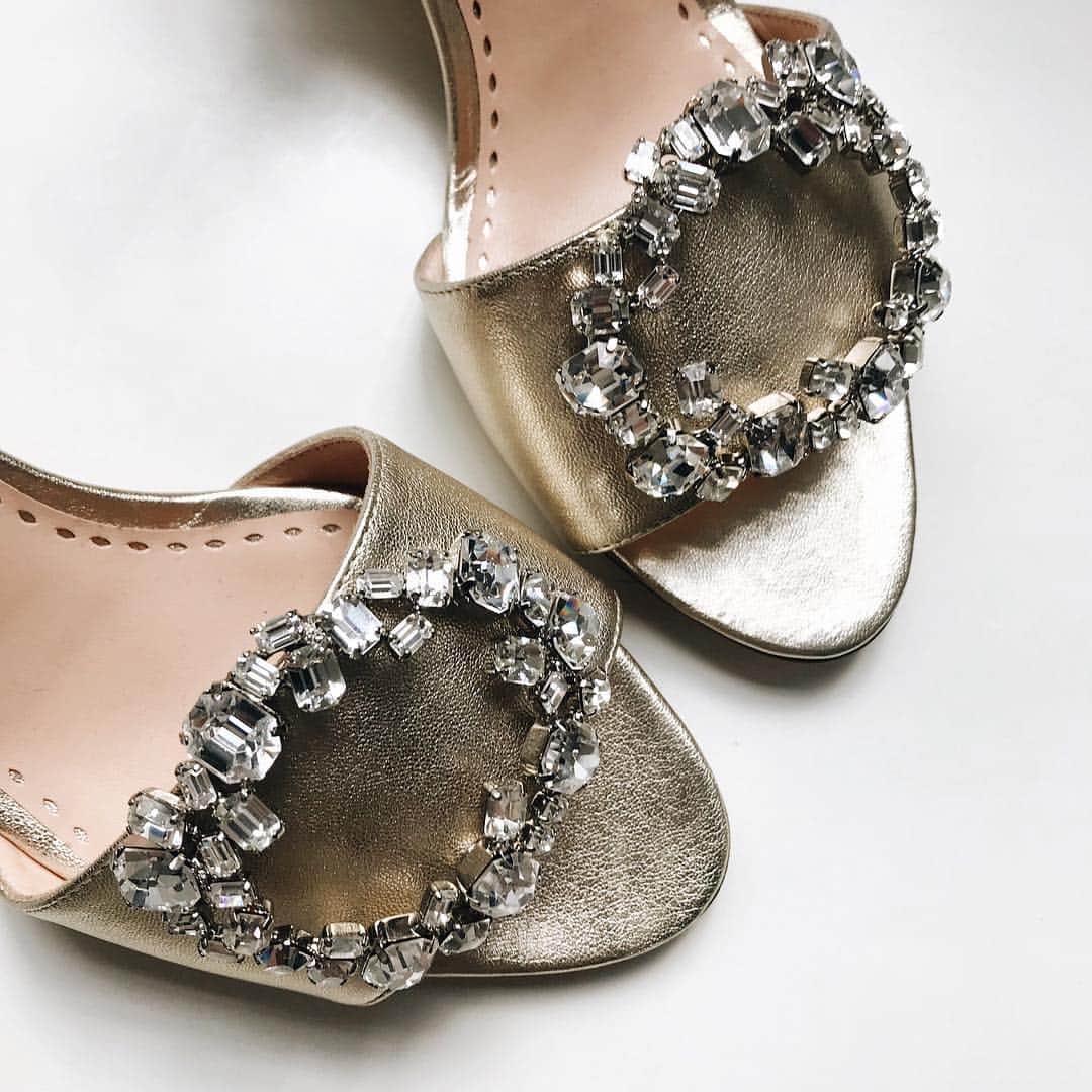 ルパートサンダーソンのインスタグラム：「That Friday feeling | Opal block heels | #RupertSanderson #SwarovskiCrystals #ShoeLove #Metallic #BlockHeels」