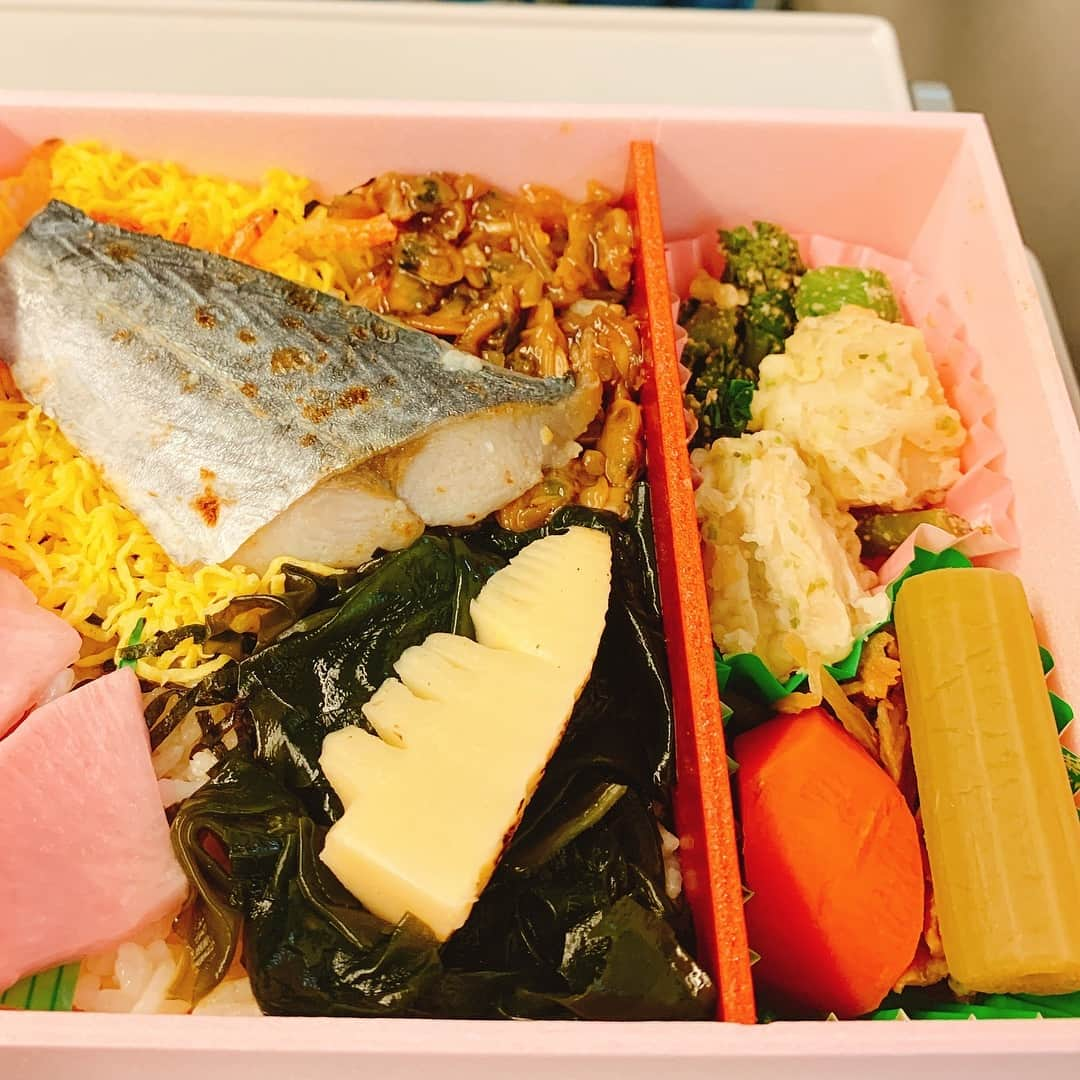 三遊亭とむさんのインスタグラム写真 - (三遊亭とむInstagram)「春のおもてなし弁当  東京駅 1080円  あっという間に春へ 容器も桜色 この手の駅弁はラインナップは多いけど味はそこそこというのがほとんどです。こちらもその感じ！ あとオカズのラインナップを原材料のところ以外にも表記されていた方が嬉しい…  あ、ただワカメ煮は驚きました！ 沢山のワカメ！ 弁当のご飯の上にワカメ煮！ これは良かったです！  と、食べた後にその事を思い出す。  ワカメだけに いやワカメだけ煮 海藻（回想）シーン  76点  #駅弁 #駅弁コンシェルジュ #落語家 #春のおもてなし弁当 #まねき食品 #ワカメ煮 #駅弁評論家 #ダジャレ」3月22日 16時50分 - ekibenman