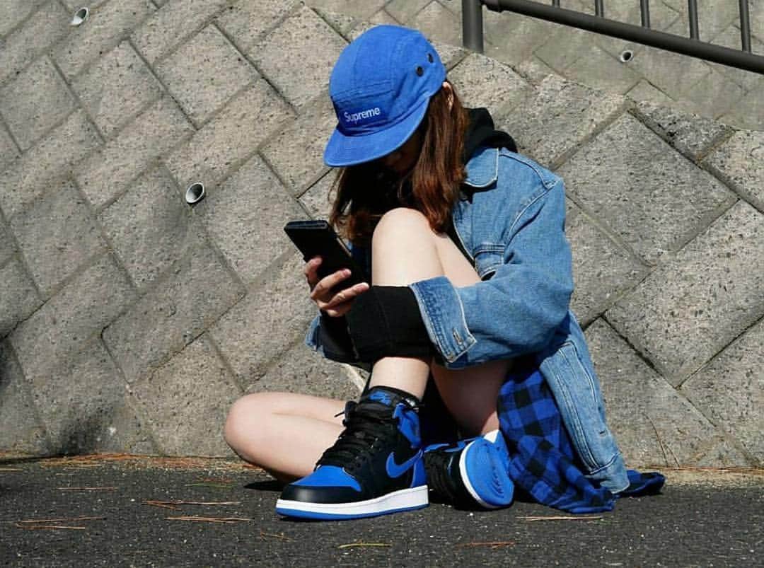 STREAKのインスタグラム：「. #streak_gallery. . . @_black.kao_さんの  #nike#aj1#airjordan1#royal#supreme#supremenewyork を取り入れた一枚📷✨ . _______________________________________________________ ▽Cap:supreme camp cap ▽Kicks:Nike airjordan1 royal _______________________________________________________ "フォロワー限定企画" #streak_gallery  @streak_official . 上記2件をタグ付けしてpostすると貴方のpostが紹介されるかも!?☺️ 奮ってご応募ください😝 フォロワー限定となりますので、フォローの方もよろしくお願いします🙇🙇 _______________________________________________________ . #supreme#yeezy#apparel#ootd#nike#LA#assc#424#vlone#antisocialsocialclub#streak#ストリーク#ストリートファッション#ロサンゼルス#コラボ#ストリート女子#ストリート男子#シュプリーム女子#海外ファッション＃ジャパスニ _______________________________________________________」