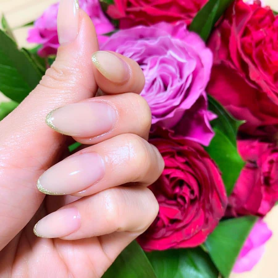 ゆん（並木優奈）さんのインスタグラム写真 - (ゆん（並木優奈）Instagram)「. . 今回のNEWNAIL♥️💕 . デザインも長さも ゆんらしくないけど プライベートで ちょっと色々あるので ″期間限定″で 今までで1番シンプルな ネイルにしてみました💅🏻♥️ . 生活してみると 短いのがすっごい楽で なんだかんだお気に入り💕 . 家族からの評判も◎ . (昔から落ち着いたことすると 評判良いんだよね。笑) . . . ※薔薇はホワイトデーに もらったの🌹💕 . . . . 【割引き情報♥️】 . ⬇︎⬇︎⬇︎⬇︎⬇︎ . ◼︎ゆんと同じネイル (スカルプ) 【9800円】 . ◼︎ゆんと同じネイル (ジェル) 【6000円】 . ◼︎ストーン/パーツが つけ放題のコース (スカルプ) 【13000円】 . ◼︎ストーン/パーツが 付け放題のコース (ジェル) 【8640円】 . . 「ゆんのSNSを見た」 ってお店に伝えると この値段になるよ💓 . @kayojxxc . . . . . . #new#nail#simple#💅#chatblanc#yun#whiteday#rose#🌹」3月22日 16時54分 - yunaaaaa.x