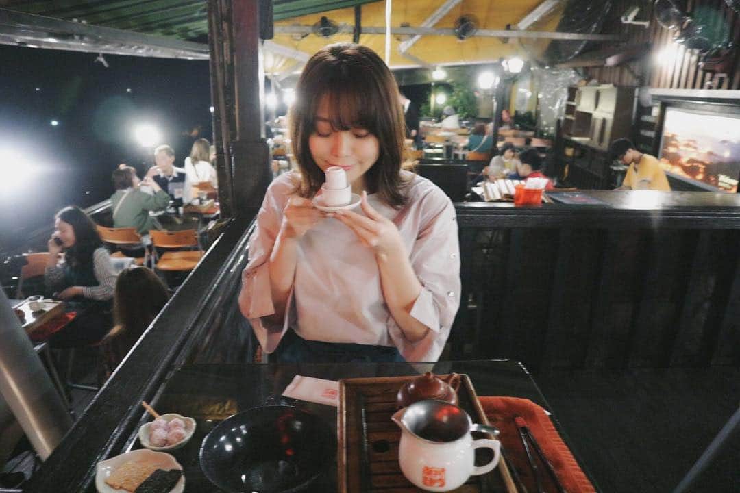 林村ゆかりのインスタグラム：「九份では、初詣に行くような商店街を抜けて茶菓子と共に美味しいウーロン茶をゆっくりといただきました🍵  良い気候でよかった❤︎ ⠀ ⠀ ⠀  #台湾 #台湾旅行 #台湾観光 #千と千尋の神隠し #anime #ジブリ #jiburi  #アニメ #九份 #selfie #自撮り  #travel #taiwan #taiwantravel #cordinate #taipei #taipeitravel」