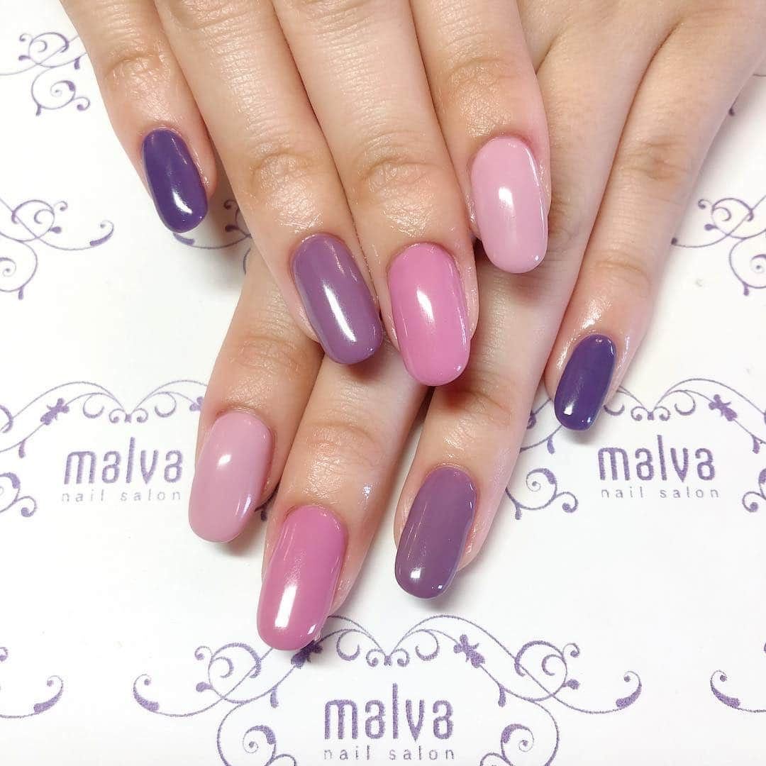 nailsalon malva（ネイルサロンマルヴァ）さんのインスタグラム写真 - (nailsalon malva（ネイルサロンマルヴァ）Instagram)「益若つばさちゃんとお揃いデザイン♡ オリジナルのくすみカラーが絶妙すぎて可愛いんですよ💕  全塗りシンプル71でご予約出来ます✨  nailsalon malva  ご予約はLINEからがオススメです☆ 🌙原宿LINE ID→《@malva》 ※@を忘れずに‼︎ 全てのアートや料金表はHPより http://www.malvanail.com/sp/  #malva#マルヴァ#ネイル#gelnail#nail#nailart#naildesign#nailstagram#ジェル#gel#ジェルネイル#ネイルデザイン#原宿ネイル#nailsalon#ネイルサロン#ネイルチップ#森絵里香#malvaネイル#malvanail#ネイリスト募集#美甲#ロシアンマニキュア#ハンドネイル#くすみネイル」3月22日 16時56分 - malva_nail