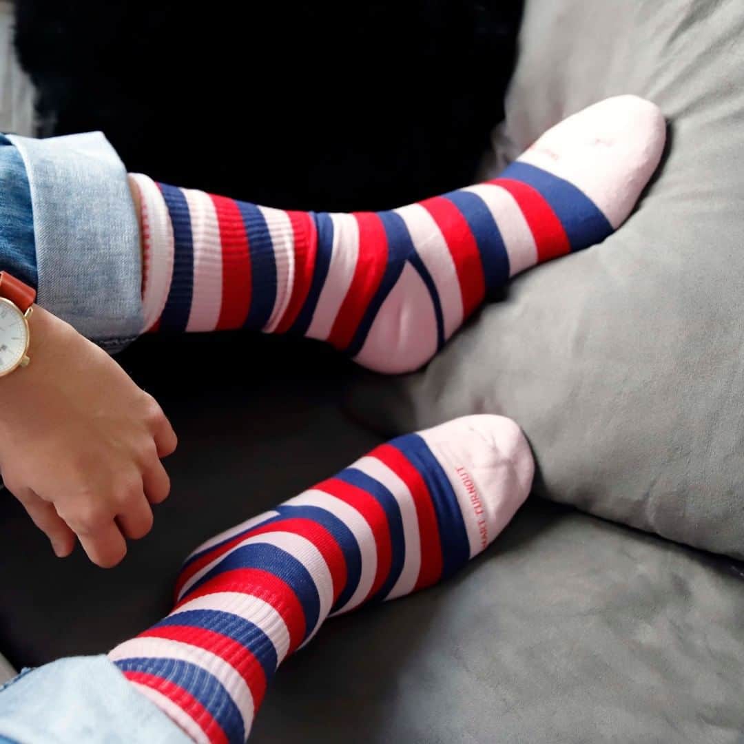 スマートターンアウトさんのインスタグラム写真 - (スマートターンアウトInstagram)「Whether your weekend plans involve staying home on the couch or a night out, our socks are perfect for making a statement or having a cuddle.  Have a great one..wherever your feet may take you! 👣 . . . #tgif #theweekend #weekendplans #chill #nightout #socks #graphicsocks #sockstyle  #showyourstripes  #mensaccessories #mensfashion #mens #britishfashion #madeinbritain #london #britishstyle #mensstyle #londonlife #londonfashion #menswear #luxe #smart #smartturnout #smartturnoutlondon #looksmart #gent #instastyle」3月22日 17時00分 - smartturnout