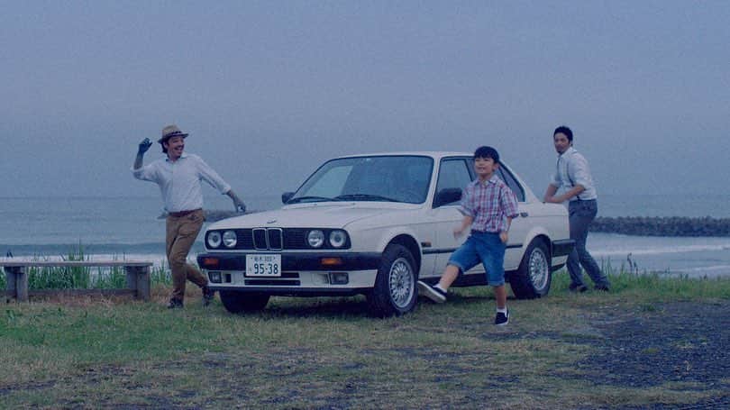 BMW Japanさんのインスタグラム写真 - (BMW JapanInstagram)「. BMWに乗っていることが、もう一度嬉しくなる。 ショートフィルム『青い手』の本編が、いよいよ公開。 . BMWがおくる、父から息子へ、手から手へとつながる「絆の物語」を、ぜひご覧ください。 . 今なら、世界でひとつの名前入り藍染レザー・キーホルダーが10名様に当たるキャンペーンや、「#BMW青い手」をつけてInstagramに写真を投稿すると、本編にも登場するE30の試乗体験が1名様に当たるキャンペーンを実施中。 . いますぐ感動をシェアして、特別な試乗体験を。 . #BMW #駆けぬける歓び #BMWJapan #BMW上質ライフ #青い手#BMWWorld #BMWPost #BMWgram #BMWlovers #BMWlife #BMWlove #BMWforlife #BMWcar」3月22日 17時01分 - bmwjapan
