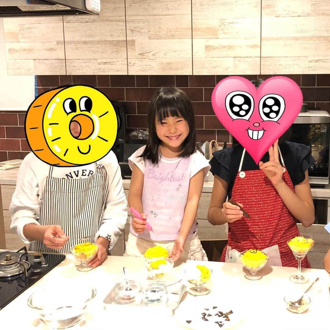 みきママさんのインスタグラム写真 - (みきママInstagram)「スイーツ教室をしました〜🤩🤩🤩. 小学生5.6年生の女子が作ってくれました〜❤️❤️❤️. 子どもでも作れるスイーツは、おやつの本に載っています👍👍👍 #マンゴーかき氷  #かぼちゃモンブラン  #ガトーショコラ  #めちゃうま  #世界一親切な12ヵ月おやつ  #小学生 が #1人 で作れました😁😁😁」3月22日 17時02分 - mikimama_official