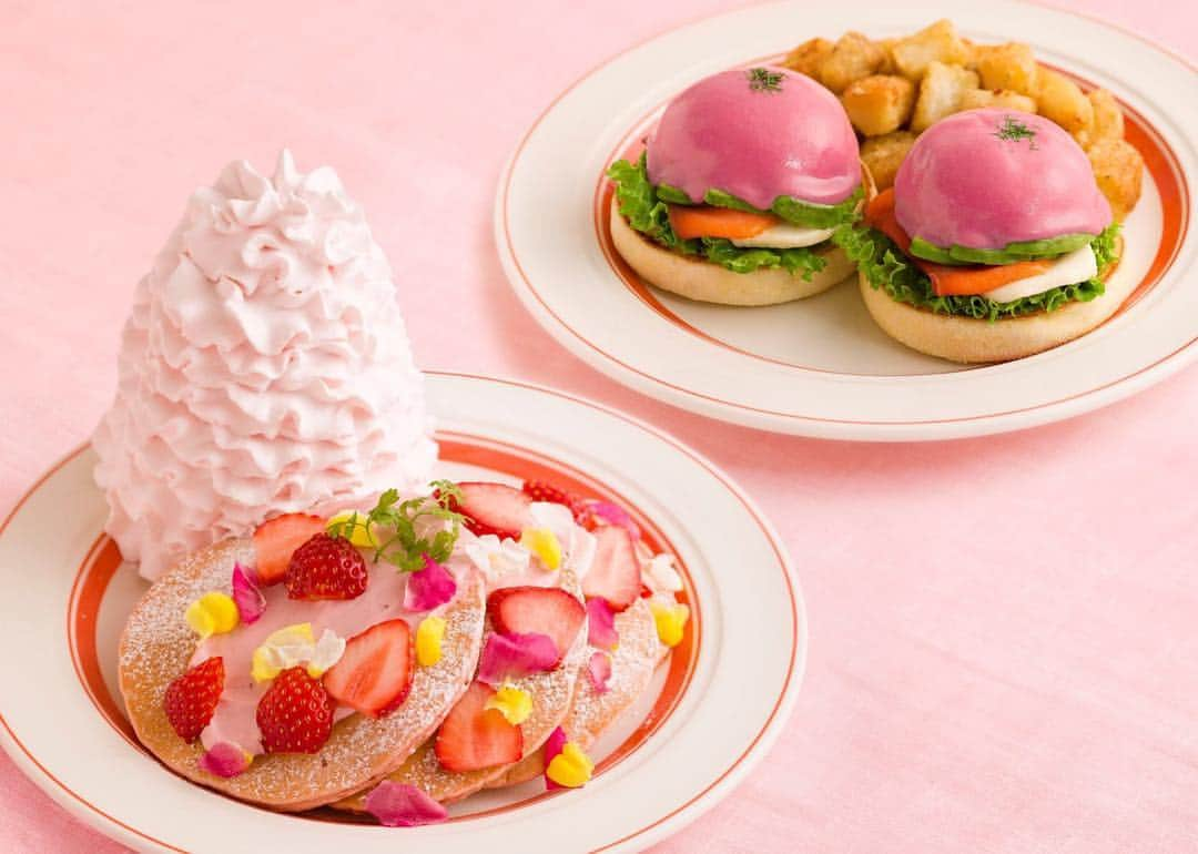 EGGS ’N THINGS JAPANさんのインスタグラム写真 - (EGGS ’N THINGS JAPANInstagram)「【Eggs 'n Things Limited menu】﻿﻿﻿﻿﻿ ﻿ ﻿ 本日から4/25（木）の期間限定で「いちごと桜ホイップのパンケーキ」と「ビーツソースのピンクベネディクト」を販売しております🍓🌸﻿ ﻿ #いちごと桜ホイップのパンケーキ は、﻿ ほんのり香るさくら風味のいちごホイップクリームを添え、パンケーキにフロマージュブランを混ぜ合わせた爽やかで春らしい一皿に仕上げています！😉💕﻿ ﻿ ﻿ #ビーツソースのピンクベネディクト には、﻿ 春らしくピンクのビーツソースで鮮やかに・・・❤️人気のスモークサーモンやフレッシュなアボカド、モッツァレラチーズを盛りつけています！☺️﻿ ﻿ ﻿ 春だけの限定メニューを是非お楽しみください🥰🍓🌸﻿」3月22日 17時02分 - eggsnthings_jp