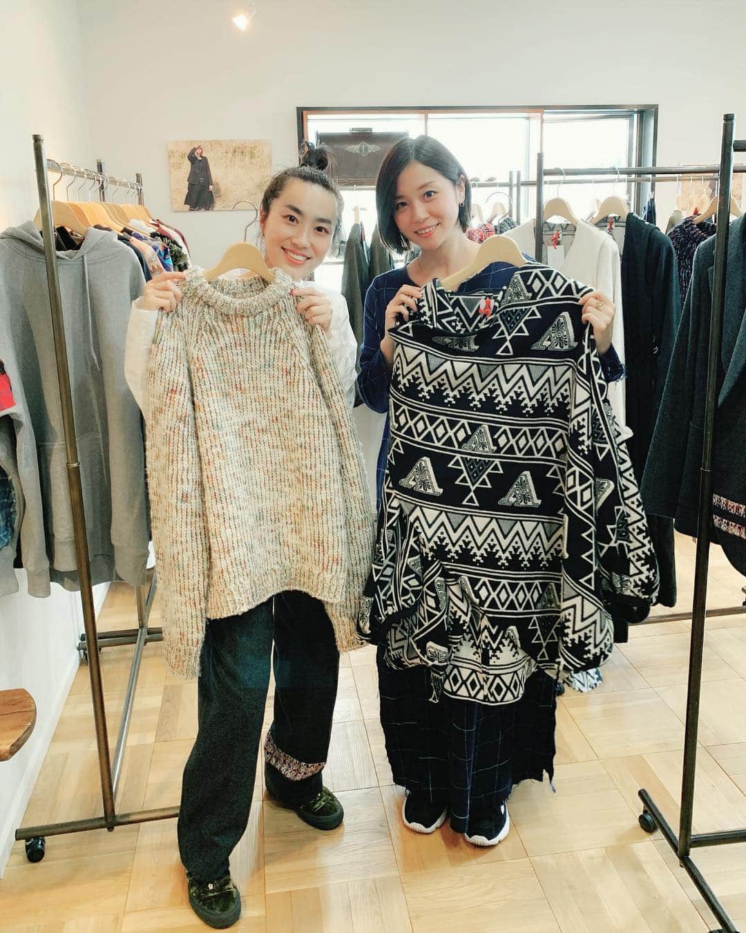 星村麻衣のインスタグラム：「やんもでランチしてyuumi ARIAの展示会へ👗 可愛い服だらけ😍 デザイナーのゆうみさんと❤ #yuumiaria  #展示会 #fashion  #lunch #やんも #塩サバ定食」