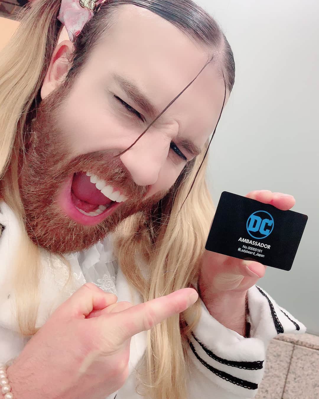 のインスタグラム：「AND... they made me a DC ambassador! I’m sure it’s coz I look just like Jason Momoa, in a skirt. Thanks DC! と、ビアちゃんはDCアンバサダーになりました！！ そおお誇らしいです！ありがとうDC💕💕 #ladybeard #dccomics  #DCアンバサダー  #レディビアード」