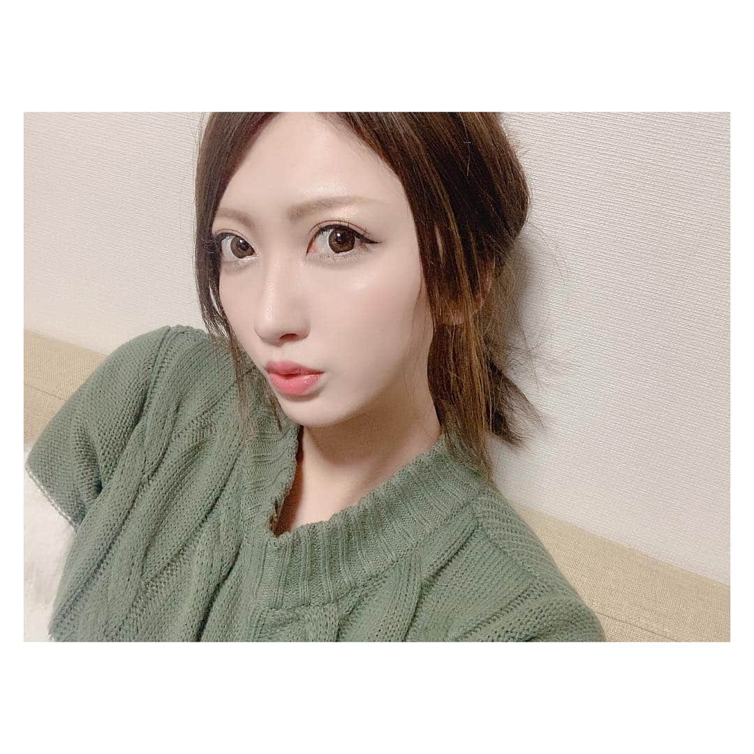 Nacoのインスタグラム：「昨夜、イチローさんの会見を見て"らしさ"って大事だなーってつくづく感じた。 他の誰にもなれないからこそ"自分らしさ"は失くさずにいたい🙂 . #selfie #instaselfie #Nacostagram #makeup #hair #beauty #fashion #model #japanese #followme #likeforlikes #spring #myself #happy #나코스타그램 #모델 #셀카 #셀스타그램 #셀피 #일본인 #自分らしさ #花粉症 #毎年恒例」