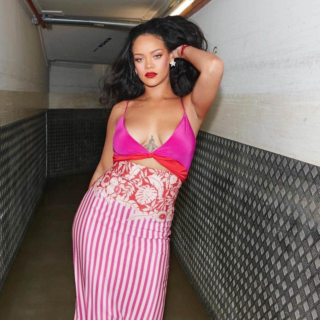 ELLE Magazineさんのインスタグラム写真 - (ELLE MagazineInstagram)「Three photos of #Rihanna in a slip dress. Buy one. Link in bio. #Regram @badgalriri」3月22日 22時33分 - elleusa