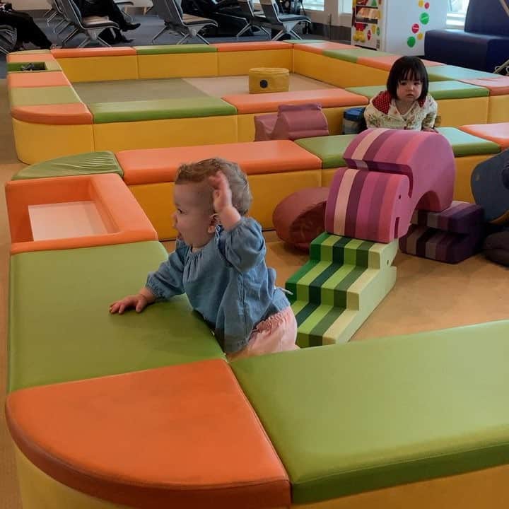 ニック・マルティネスのインスタグラム：「Vera found some friends at the airport. She was so excited she took some steps on her own!」