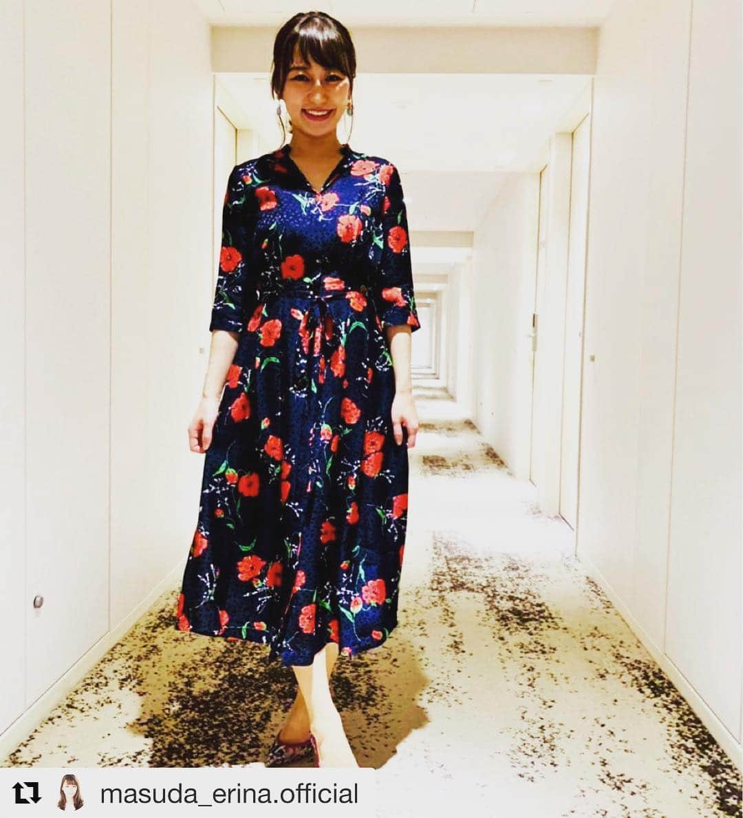 小林 ディスカスさんのインスタグラム写真 - (小林 ディスカスInstagram)「昨日の ✨👗✨#枡田絵理奈 さま✨👗✨ #ますぱん @masuda_erina.official  ONE PIECE: @rumche_official ACC: @stellarhollywood SHOES: @dianashoespress  #tokyo #japan #fashion #ファッション #rumche #stellahollywood #ダイアナ #styling #mywork #stylingbyme #本日の絵理奈さま  #Repost @masuda_erina.official with @get_repost ・・・ 昨日の衣装♡  大人っぽいきれい目花柄ワンピに、柄物シューズを合わせたり、カジュアルなカラフルピアスでちょっとはずしたりするところ、ディスカスさんのコーディネートっぽくて好き⭐️ 髪型は、ざっくりポニーテールでした♡  ワンピース #Rumche ピアス #ステラハリウッド シューズ #ダイアナ」3月22日 17時09分 - discus_kobayashi