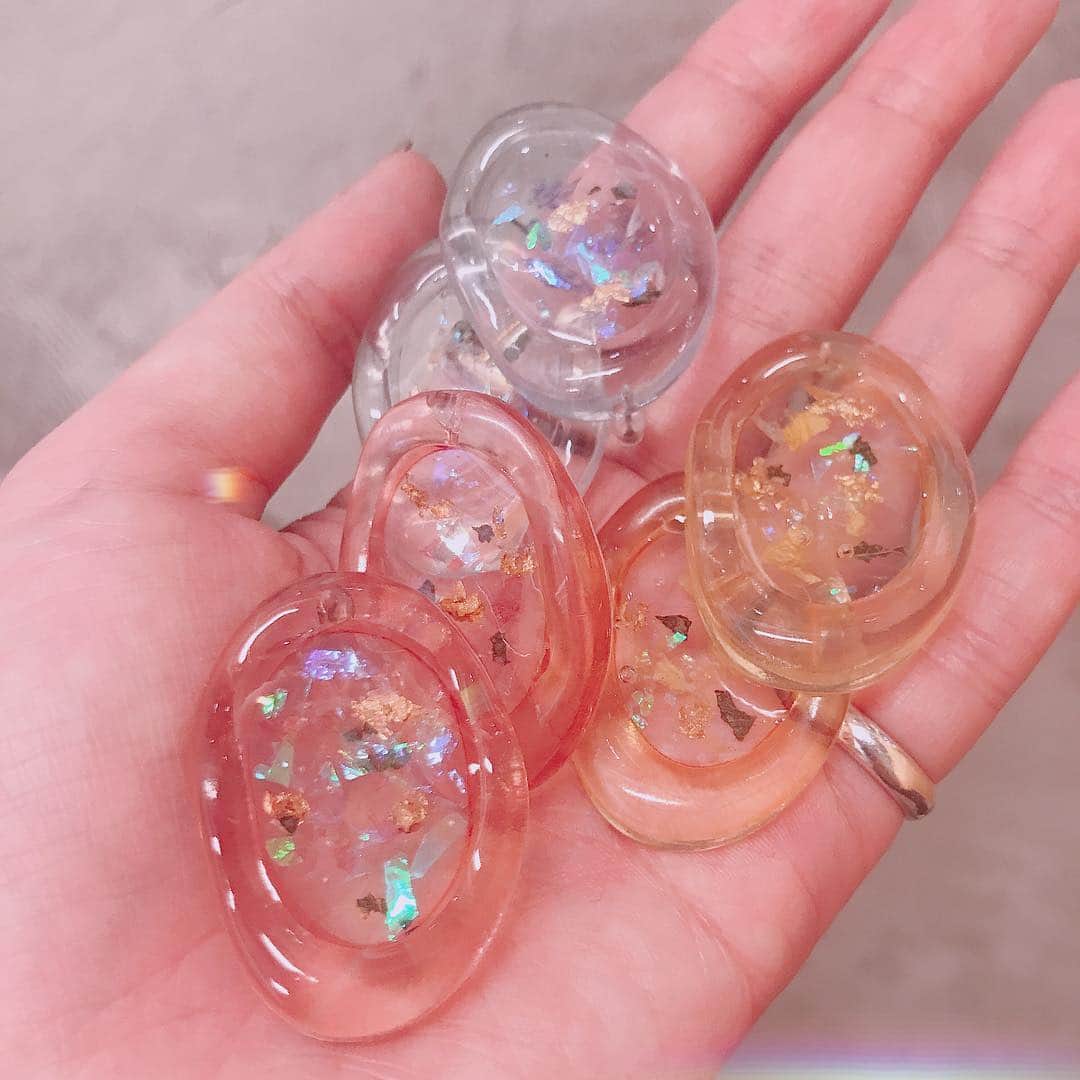 のインスタグラム：「クリア素材のアクセサリーが入荷中です🐬💕 キラキラうるうる感が可愛い🥰❤️❤️❤️ お値段は¥390〜ご用意しております🦋  #wego#wegogood#accessory#instagood#instafashion#metal#Pearl#harajuku#kawaii#プチプラ#プチプラアクセ#MERY#rili_tokyo#置き画くら部#멋스타그램#패션#패션스타그램」