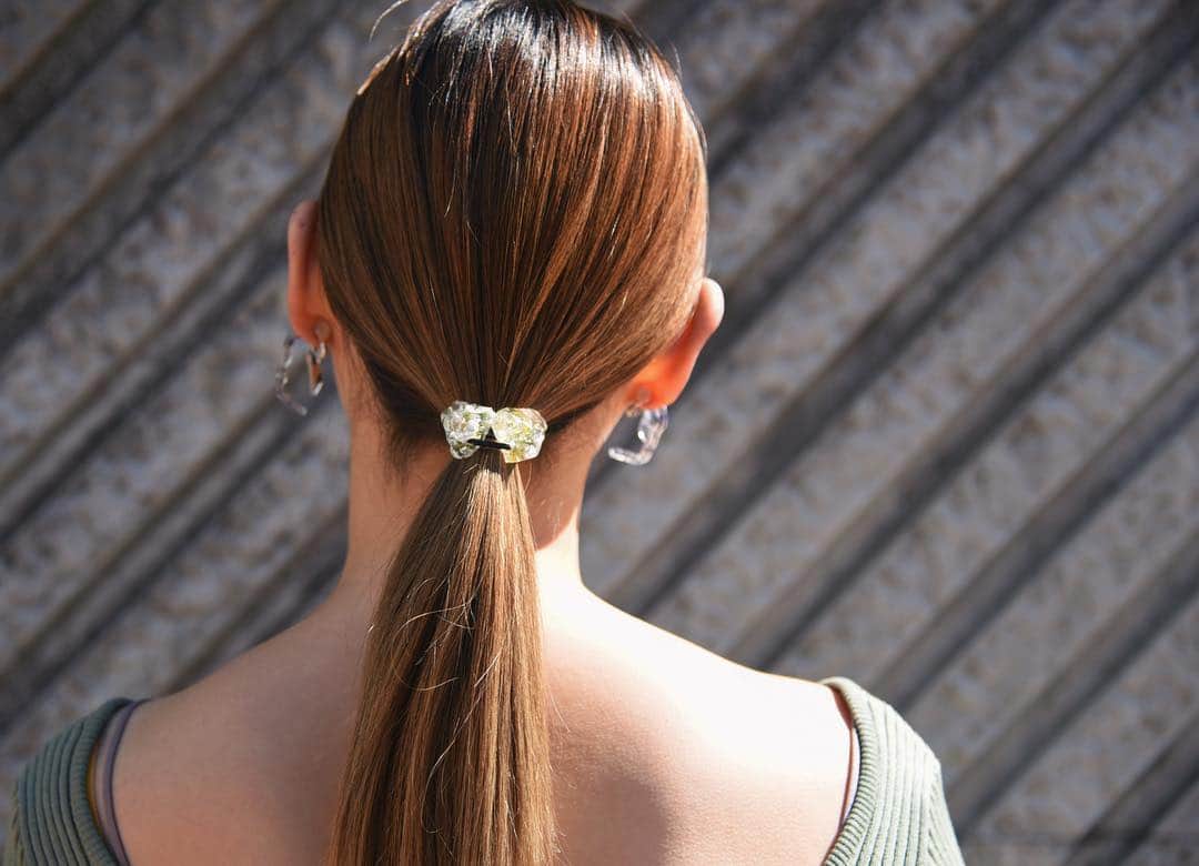 芽朗さんのインスタグラム写真 - (芽朗Instagram)「✔︎New Mineral hair tie ✔︎ 着用🍒. さらっと結ぶだけで大人っぽく髪をまとめてくれます。 とてもお気に入りのdesignに仕上がりました。  3/27日〜4/9日の 期間新宿伊勢丹解放区、 5/25〜28日期間大阪(詳細は追って) にて販売致します。😌 #mellowfukushima#accessory #fashion #art#design#new#hair#hairtie #mineral」3月22日 17時20分 - mellowfukushima
