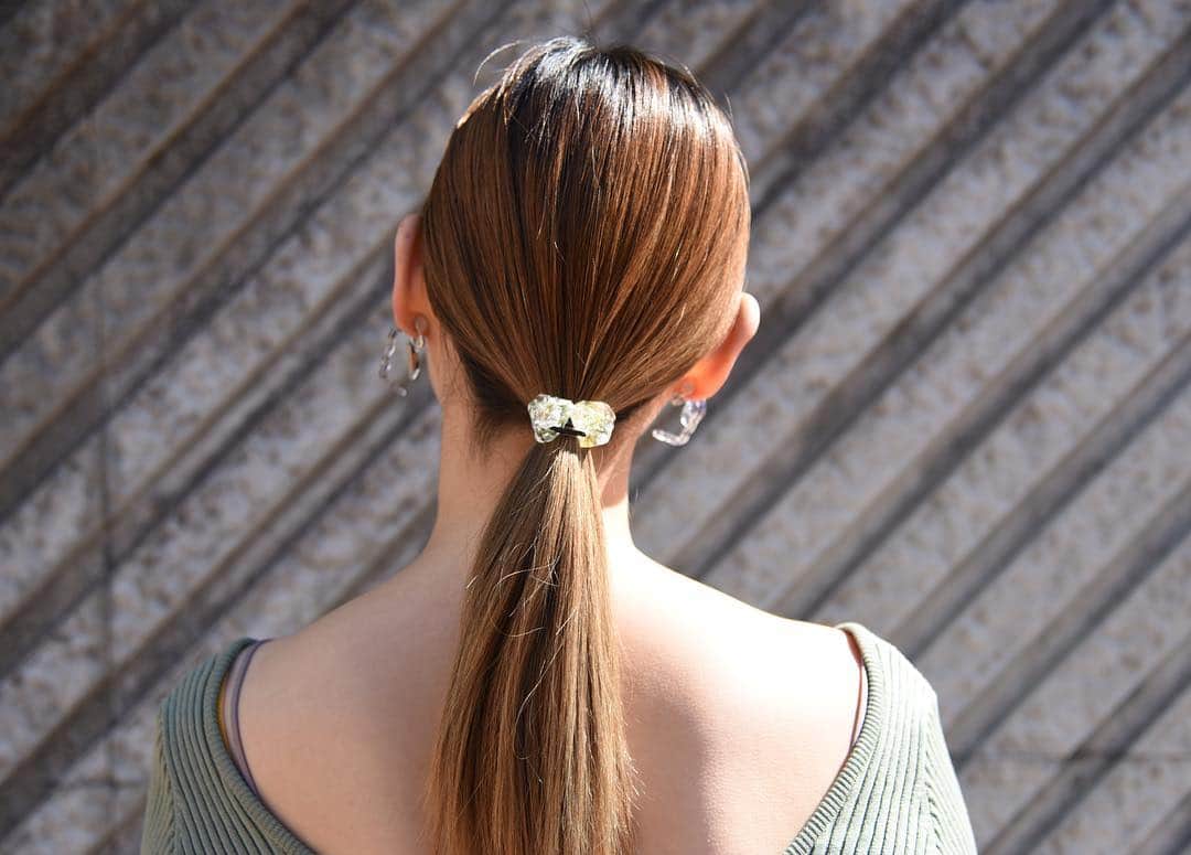 芽朗さんのインスタグラム写真 - (芽朗Instagram)「✔︎New Mineral hair tie ✔︎ 着用🍒. さらっと結ぶだけで大人っぽく髪をまとめてくれます。 とてもお気に入りのdesignに仕上がりました。  3/27日〜4/9日の 期間新宿伊勢丹解放区、 5/25〜28日期間大阪(詳細は追って) にて販売致します。😌 #mellowfukushima#accessory #fashion #art#design#new#hair#hairtie #mineral」3月22日 17時20分 - mellowfukushima