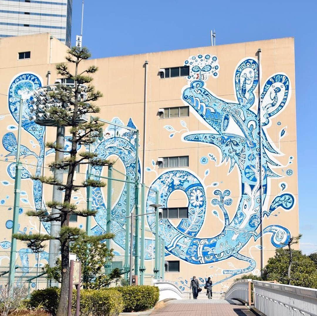 Warehouse TERRADA 寺田倉庫のインスタグラム：「TENNOZ ART FESTIVAL 2019 「アートの島=天王洲アイル」を舞台に、7人のアーティストによる国内最大級の MURAL PROJECT が開催中です。 期間：2019年4月7日(日)まで  淺井裕介 @maskingplant  参加アーティスト： 淺井裕介(@maskingplant) / ARYZ(@mr_aryz) / Kenta Cobayashi(@kentacobayashi) / DIEGO(@diego7a14) / 松下徹(@tohry417) / Rafael Sliks(@rafaelsliks) / Lucas Dupuy(@lucas__dupuy )  TENNOZ ART FESTIVAL 2019 In Tennoz, an isle of art, one of Japan's largest mural projects is presented by seven artists. Dates: To April 7th (Sun) Photo by @hamada_shin  #tennozartfestival #yusukeasai #aryz #rafaelsliks #lucasdupuy #kentacobayashi #tohrumatsushita #diego7a14 #hamadashin #天王洲アイル #tennoz #shinagawa #streetart #art #paint #wallart #streetstyle #wildstyle #tokyo #mural #artfestival」