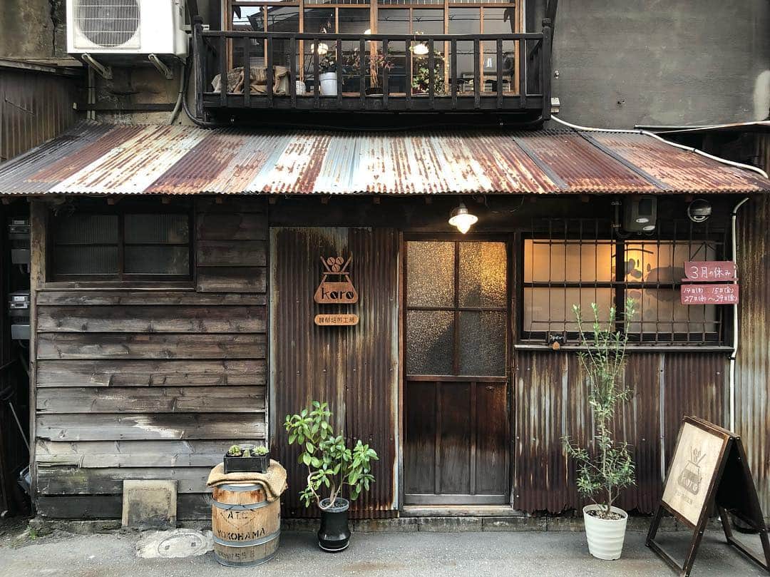 石井輝明さんのインスタグラム写真 - (石井輝明Instagram)「大阪。 北田辺。 朝からネットで注文したアウターの配達を待っていたけど、なかなか来なくて家を出るのが遅くなった。 届いたアウターは僕が予想してた分厚さの8分の1くらいだった。 お父さんが使うハンカチくらいの薄さ。 そして大阪は寒い。  #馥郁焙煎工房karo #cafe #coffee #カフェ #大阪カフェ #北田辺カフェ #カフェ芸人 #すんごくステキなカフェだった #それにしてもアウターが薄い #一応インナーダウン持ってきてよかった #インナーダウンの方が分厚い #インナーとアウターが逆かもしれない #ただインナーダウンをアウターにした場合 #アウターやったインナーは何と呼ぶべきなのか #長袖ハンカチとでも呼ぼうか #春を待つしかない」3月22日 17時30分 - comandanteishii