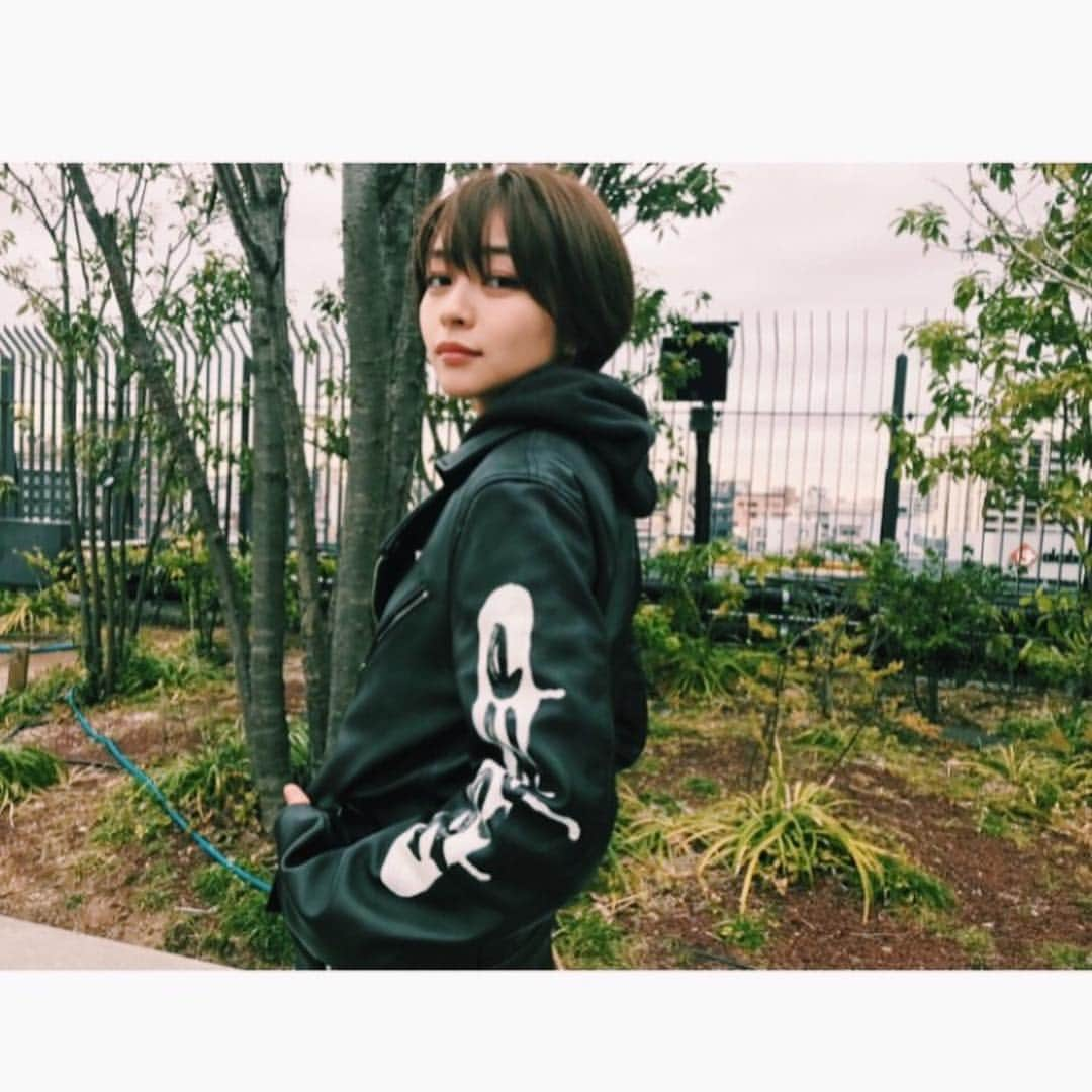 里々佳さんのインスタグラム写真 - (里々佳Instagram)「#りり私服﻿ 今日おろしたライダース☺️﻿ ﻿ ﻿ そういえば、昨日弟が中学卒業しました。おめでとう！！﻿ 卒業の季節だ☺️﻿ 🧥 @qalb_official ﻿ 👗 @champion」3月22日 17時29分 - ririkaaaaaaaa