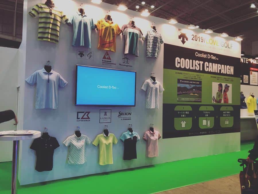 のインスタグラム：「ジャパンゴルフフェア2019⛳️お世話になっているデサントさんのブースでルコックのウェアを着てお手伝いさせてもらってます(*´꒳`*)バーディーズからしーのと唯ちゃんも一緒だよ😊3日間頑張ります(*´꒳`*)みんな遊びに来てねー！  #ジャパンゴルフフェア #ゴルフ#ゴルフ女子#ゴルフ大好き#デサント#ルコック＃デサントゴルフ#バーディーズ#パシフィコ横浜#ゴルフ好きな人集合」