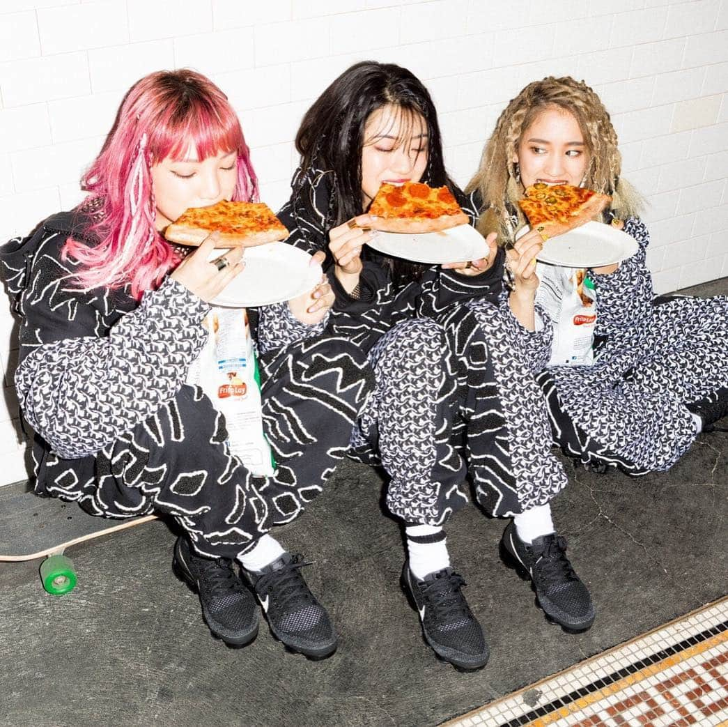 スダンナユズユリーさんのインスタグラム写真 - (スダンナユズユリーInstagram)「. スダンナユズユリー とピザ🍕 #Partyonthepizza」3月22日 17時23分 - sudannayuzuyully__