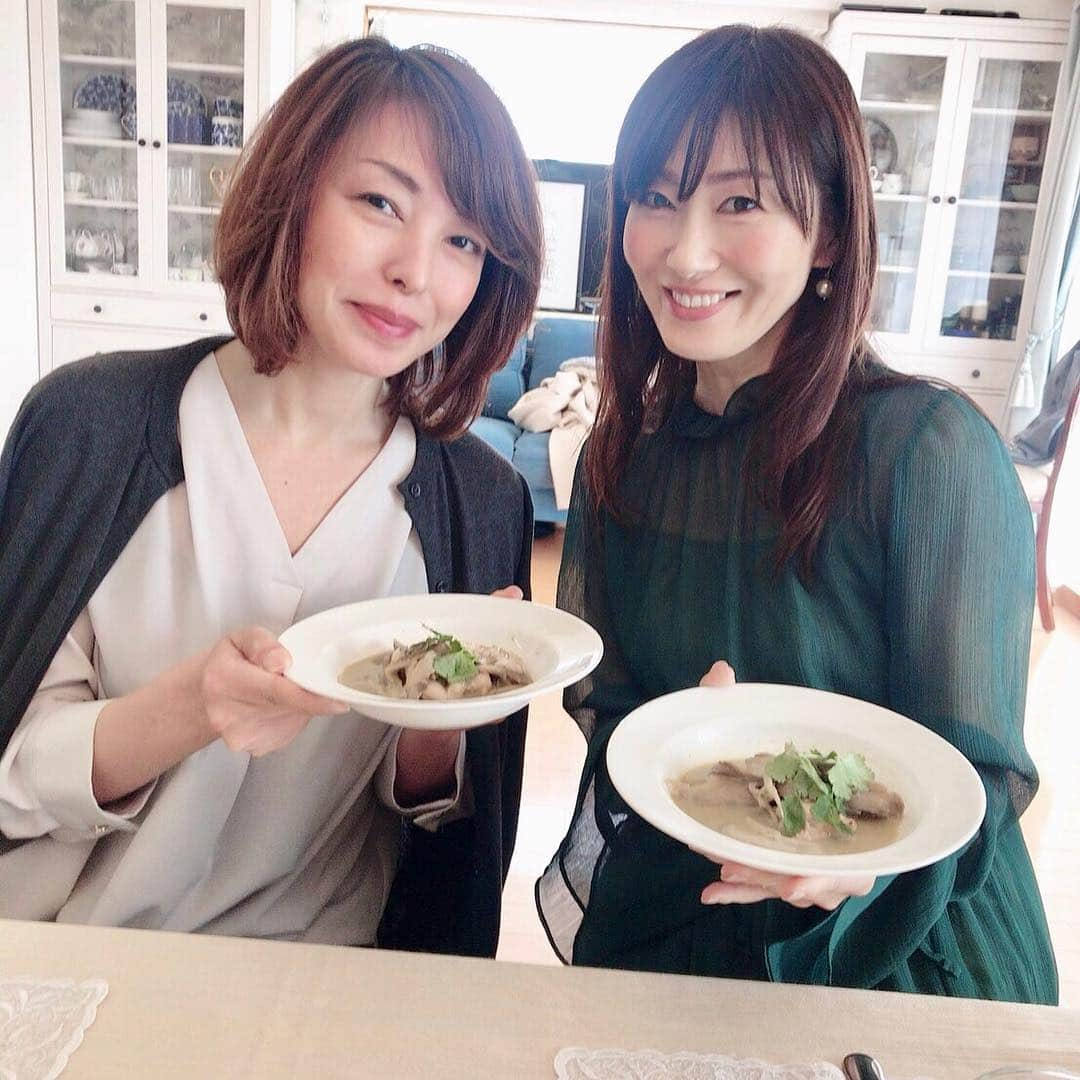 梅本理恵さんのインスタグラム写真 - (梅本理恵Instagram)「先日、美魔女の先輩 かおるさん @kaoruteatime から、 「体の中からキレイになる食事」を学びました♡  今回のテーマは、「オイル」☺︎☺︎ ・・ 美魔女同期の りみちゃん @rimi.ogawa  あきちゃん @akiko.takahashi.39566  ようこちゃん @yon060224  と一緒でした☺︎☺︎♡ ・・ ・ 美魔女コンテストに向けて、血液をキレイにすることが、美肌への第一歩! と考えて、オイルを「亜麻仁油」に変えて、今も摂り続けています♡  知識は無いけれど、自分なりに考えた美肌作戦!でしたが、 今回、オイルの種類と体への影響を知ることができ、何故、どのように摂取するのかを教えて頂きました♡  かおるさんの知識の豊富さ、理にかなった美味しいお料理の数々☺︎♡ 早速、生活に取り入れたいと思います! 「体は、食べ物でできている。」 改めて、この言葉の大切さを学びました♡ ・ ・ ・ #美魔女 #美魔女コンテスト #美魔女ファイナリスト #はんなり美魔女#梅本理恵#美容 #美活 #アラフォー#アラフィフ#亜麻仁油#えごま油 #オイル#キヌア #アンチエイジング#team美魔女9期生 #同期っていいな#いつもありがとう #感謝 ☺︎!」3月22日 17時24分 - rie___12ki