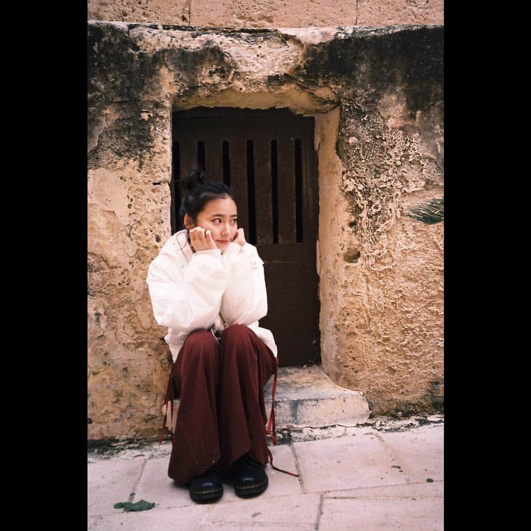 池上紗理依さんのインスタグラム写真 - (池上紗理依Instagram)「小さいドア発見して、 すっぽりしてみたよ〜🚪😊 #film #malta #mdina」3月22日 17時24分 - sarii_ikegami