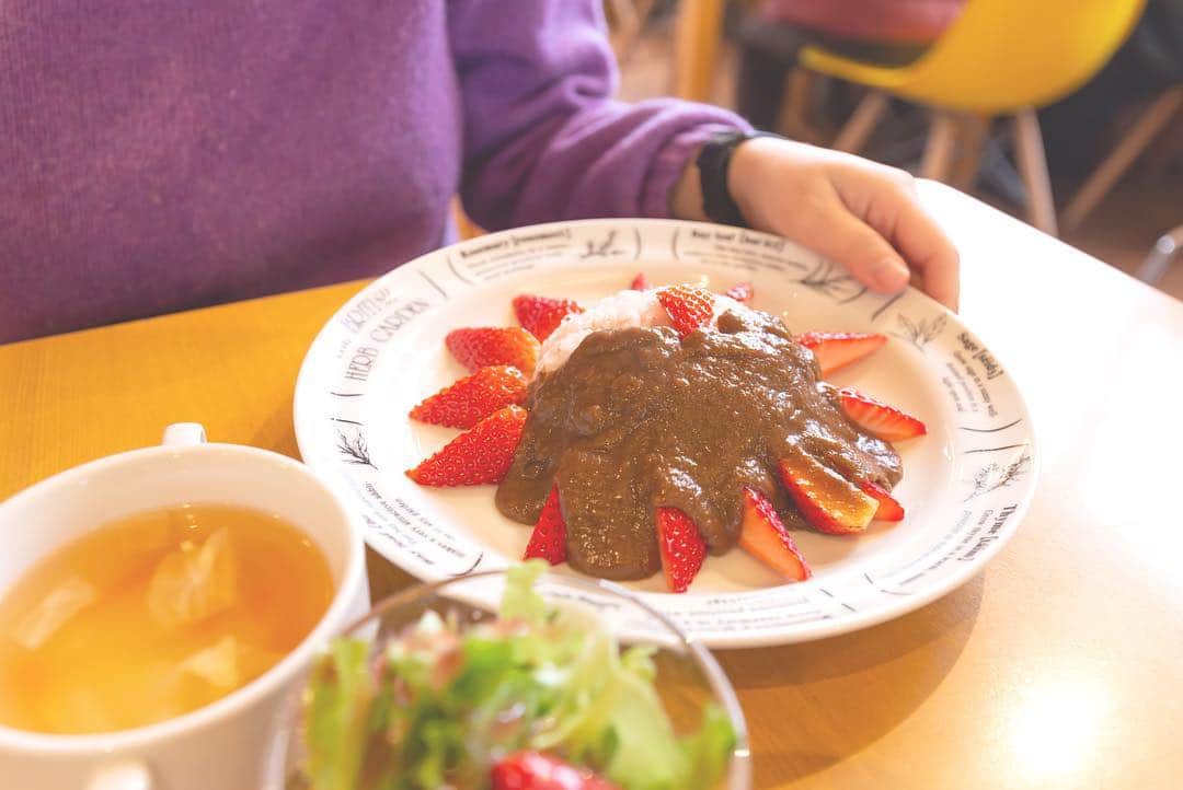 東北女子さんのインスタグラム写真 - (東北女子Instagram)「. 山元草莓農園 番外篇 . 在山元草莓農園如果採草莓時吃不夠，可以繼續在附設餐廳吃草莓料理！ . 雖然菜單很特別，但鹹食配草莓實在是... 很微妙😅 想吃個噱頭的人可以試試✌️ . . 📍咖哩：918円 📍比薩：432円 . . #日本東北 #東北 #東北女子travel #草莓 #採草莓 #いちご #イチゴ狩り #草莓料理 #宮城 #宮城旅行 #山元町 #東北旅行#miyagi #東北自助 #創意料理 #咖啡 #草莓比薩」3月22日 17時26分 - tohoku_girl_official