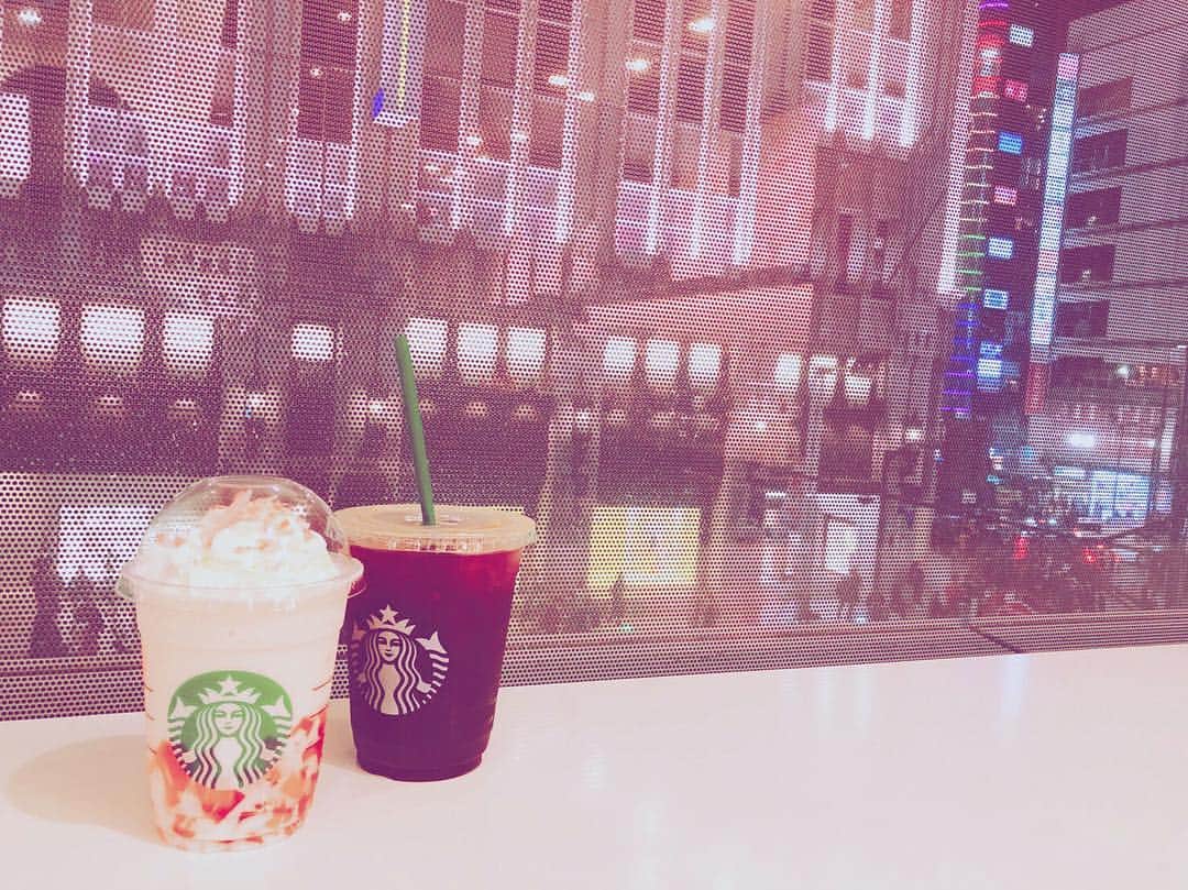 吉田有里のインスタグラム：「#突き刺す十二月と伊勢丹の息が合わさる衝突地点  って思いながら見下ろしてた。 (いちごは照井の、アイスアメは私の) #starbucks #starbuckscoffee」