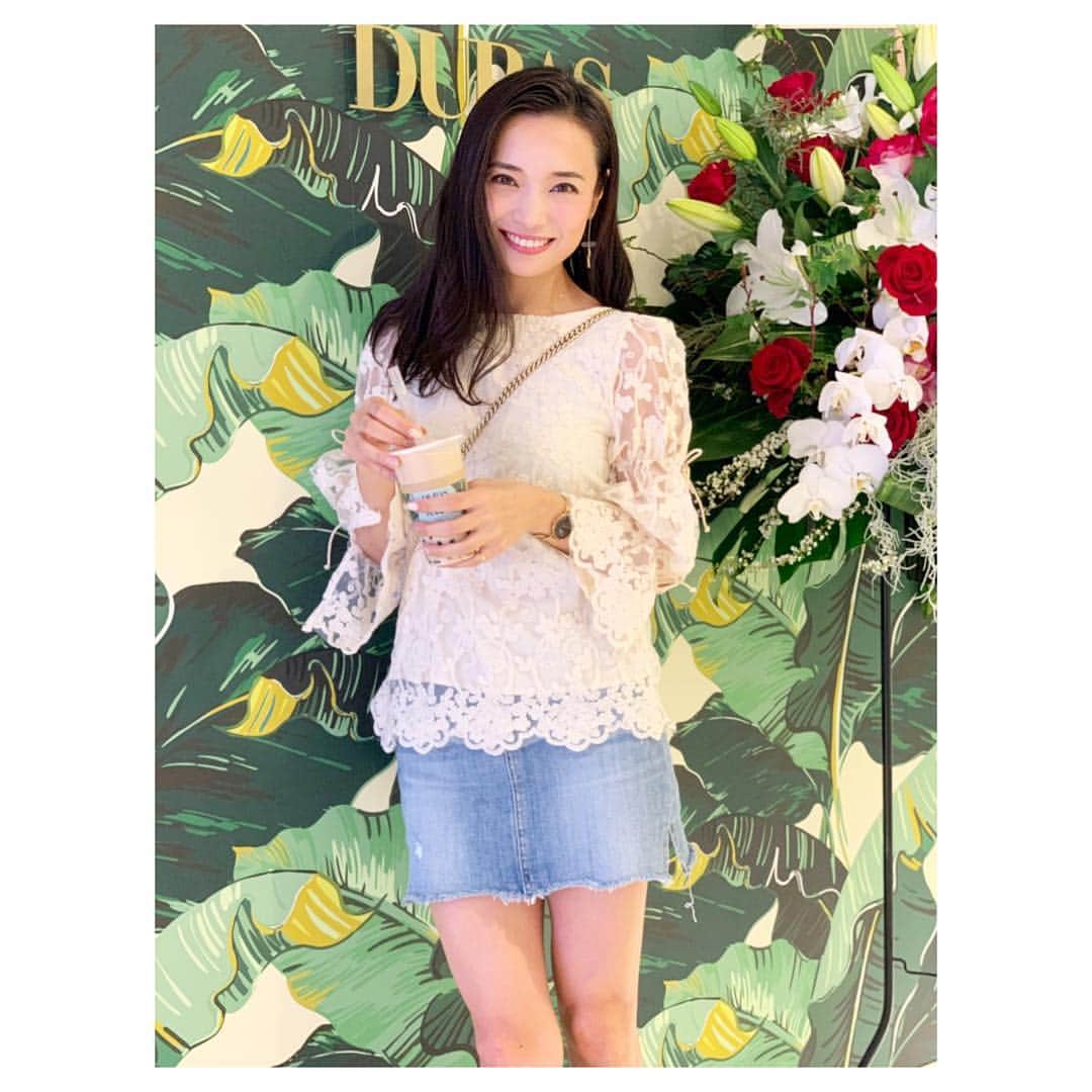 のインスタグラム：「昨日、@duras_official が5Fでリニューアルオープンしたということで久しぶりに渋谷109に行ってきました🧚‍♀️✨ ニットワンピースを着ていたのですが、暑すぎて上下お洋服をお買い上げがてらそのまま着て帰りました❤️✌️✨ レースとデニムスカート💚 もうすっかり春ですね🌸🌸🌸 このデニムスカートは中がショートパンツになっているのにゴワついてなくて優秀すぎるのでオススメです👏🥺 他にも買ったものあるから、また試着した時にアップしまーす☺️ . 24日までリニューアルオープン記念で決まった時間にタピオカを配ってるみたいなので、ぜひこの機会に🌟 #duras #shibuya109 #springfashion #renewalopen #denimskirt #デュラス #渋谷109 #リニューアルオープン #春服 #デニムスカート #おめでとうございます」