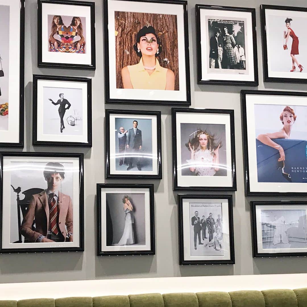 マイナビウエディング ジュエリーさんのインスタグラム写真 - (マイナビウエディング ジュエリーInstagram)「バーニーズ ニューヨーク銀座本店3階に「BARNEYS CAFE by Mi Cafeto（バーニーズ カフェ バイ ミカフェート）」が、3/23にオープンします。ひと足先にこだわりの店内とコーヒー、フードをいただいてきました☕️ . ショッピングの合間にゆったりくつろげる大人のためのカフェがオープン。待ち合わせにもぴったり。出かけてみてくださいね。 . 「ミカフェート」の代表を務めるコーヒーハンターこと川島良彰氏が同店をプロデュース。「バーニーズ　ニューヨーク銀座本店」だけで味わえる「バーニーズ ニューヨーク ブレンド」が楽しめます❤️ . こだわりのコーヒー豆や粉も購入できるのもうれしい💕 ボトルに入っているので、贈り物にもぴったりです。 . スペシャルなコーヒーに加えて、南青山の「Terres et Saveurs（テール エ サヴール）」のシェフとパティシエが手がけた自然派のスイーツと、ビーフシチューやサンドイッチなどのフードメニューも。 . 自然栽培の野菜や完全放牧で育つ牛など信頼できる生産者から届く旬の食材ばかり。 . カフェの壁面には、バーニーズ ニューヨークの広告ビジュアルが飾られていています。素敵な空間に華を添えていました💐 . @micafeto  #バーニーズカフェ #バーニーズカフェバイミカフェート#コーヒーハンター川島良彰 #coffee #micafeto #コーヒー#カフェ#六本木店に続き2店舗目#フルーツベジタブルポンチ #広告ビジュアルにはスーパーモデルも教授も#マイナビ#マイナビウエディング#銀座カフェ #ginza #銀座」3月22日 18時16分 - mwd_jewelry