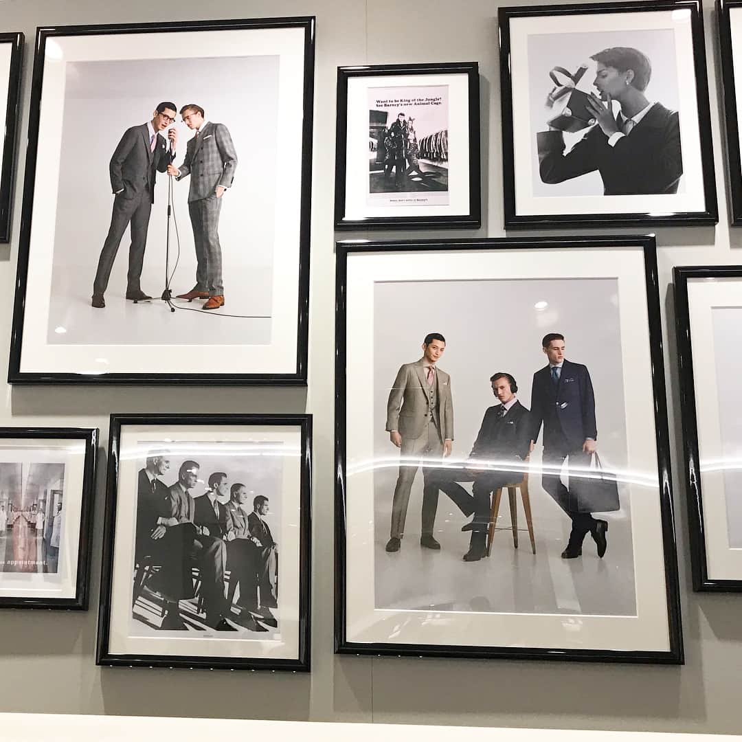 マイナビウエディング ジュエリーさんのインスタグラム写真 - (マイナビウエディング ジュエリーInstagram)「バーニーズ ニューヨーク銀座本店3階に「BARNEYS CAFE by Mi Cafeto（バーニーズ カフェ バイ ミカフェート）」が、3/23にオープンします。ひと足先にこだわりの店内とコーヒー、フードをいただいてきました☕️ . ショッピングの合間にゆったりくつろげる大人のためのカフェがオープン。待ち合わせにもぴったり。出かけてみてくださいね。 . 「ミカフェート」の代表を務めるコーヒーハンターこと川島良彰氏が同店をプロデュース。「バーニーズ　ニューヨーク銀座本店」だけで味わえる「バーニーズ ニューヨーク ブレンド」が楽しめます❤️ . こだわりのコーヒー豆や粉も購入できるのもうれしい💕 ボトルに入っているので、贈り物にもぴったりです。 . スペシャルなコーヒーに加えて、南青山の「Terres et Saveurs（テール エ サヴール）」のシェフとパティシエが手がけた自然派のスイーツと、ビーフシチューやサンドイッチなどのフードメニューも。 . 自然栽培の野菜や完全放牧で育つ牛など信頼できる生産者から届く旬の食材ばかり。 . カフェの壁面には、バーニーズ ニューヨークの広告ビジュアルが飾られていています。素敵な空間に華を添えていました💐 . @micafeto  #バーニーズカフェ #バーニーズカフェバイミカフェート#コーヒーハンター川島良彰 #coffee #micafeto #コーヒー#カフェ#六本木店に続き2店舗目#フルーツベジタブルポンチ #広告ビジュアルにはスーパーモデルも教授も#マイナビ#マイナビウエディング#銀座カフェ #ginza #銀座」3月22日 18時16分 - mwd_jewelry
