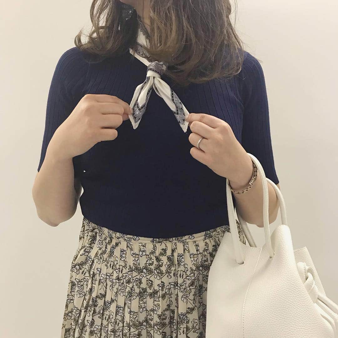 神戸レタス/Wowma店のインスタグラム：「3/22 . . 今すぐ神戸レタスWowma!店へGO🏃‍♀️ －－－－－－－－－－－－－－－－－－ . 今週の売れ筋アイテムをチェック✨ . . #スカート 【M2427】 ¥ 2,290 size:マキシ col:花柄オフ . #トップス 【C2589】 ¥ 1,790 col:ネイビー . #バッグ 【B1235】 ¥ 2,490 col:アイボリー . #シューズ 【I1750】 ¥ 1,990 size:LL col:スムースシルバー . . 通販サイトは、プロフィールURLから飛んで下さい💗 プロフィールからリンクに飛べない場合は「神戸レタス wowma!」「神戸レタス au」で検索してみてください♪商品はサイト内でID検索できます🐶🔍 . #神戸レタス#kobelettuce#クリアバッグ#プチプラコーデ#プチプラ#韓国ファッション#ゆったり#体型カバー#春服#春コーデ#コーデ#今日の服#今日のコーデ#コーディネート#ファッション#ママコーデ#ママリ#ママファッション#しまむら#ザラ#韓国#インスタ映え#お洒落さんと繋がりたい#写真好きな人と繋がりたい#写真を撮るのが好きな人と繋がりたい」