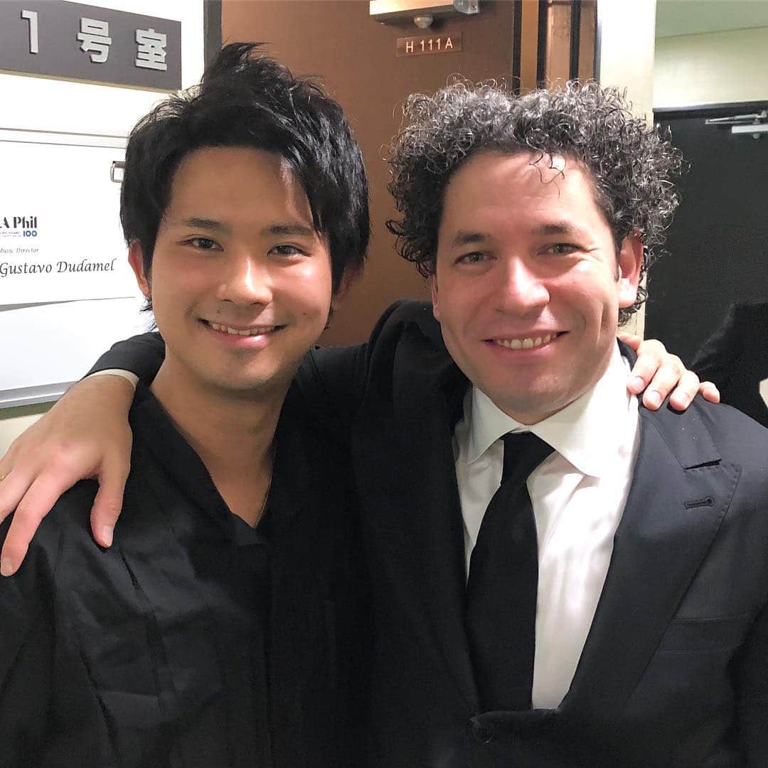 のインスタグラム：「Such a wonderful night yesterday played with Maestro Gustavo Dudamel and LA Phil for the first time. I participated to play Schindler’s list, a beautiful piece. The John Williams program👍 It was an amazing concert !#gustavodudamel#laphilharmonicorchestra#fumiakimiura#johnwilliams」
