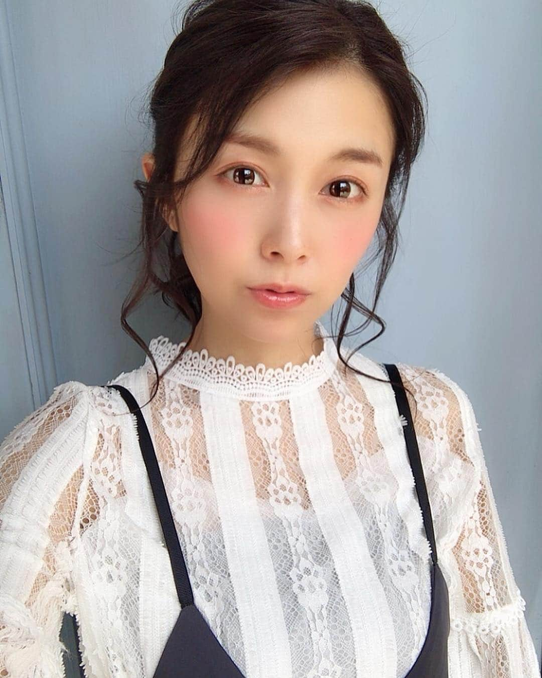 麻衣愛さんのインスタグラム写真 - (麻衣愛Instagram)「とても久しぶりに髪色を暗くしました!!💕何年振りっていうくらいずっと明るかったからまだ慣れないぃぃ!! どうですか？大丈夫です？？🤔 #髪色 #13トーンから #3トーン #ヘアカラー #ヘアセット #ヘアアレンジ #hair #haircolor #hairarrange #hairarrangement #hairset #style #hairstyle #arrange #arrangement」3月22日 17時35分 - maiaiii_0814