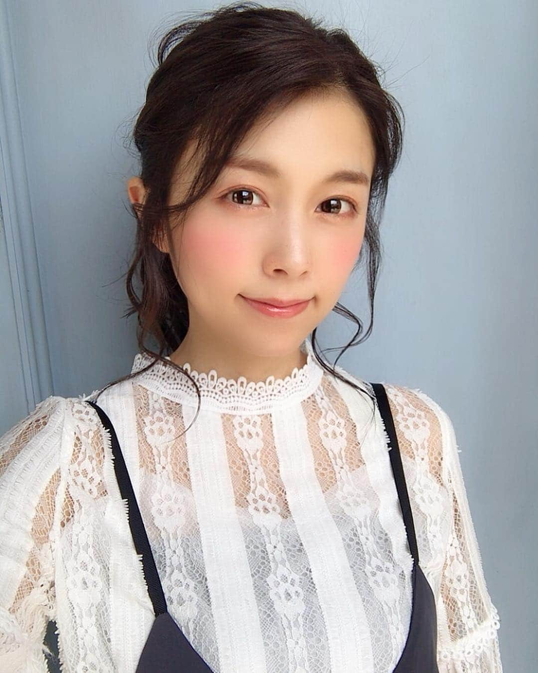 麻衣愛さんのインスタグラム写真 - (麻衣愛Instagram)「とても久しぶりに髪色を暗くしました!!💕何年振りっていうくらいずっと明るかったからまだ慣れないぃぃ!! どうですか？大丈夫です？？🤔 #髪色 #13トーンから #3トーン #ヘアカラー #ヘアセット #ヘアアレンジ #hair #haircolor #hairarrange #hairarrangement #hairset #style #hairstyle #arrange #arrangement」3月22日 17時35分 - maiaiii_0814