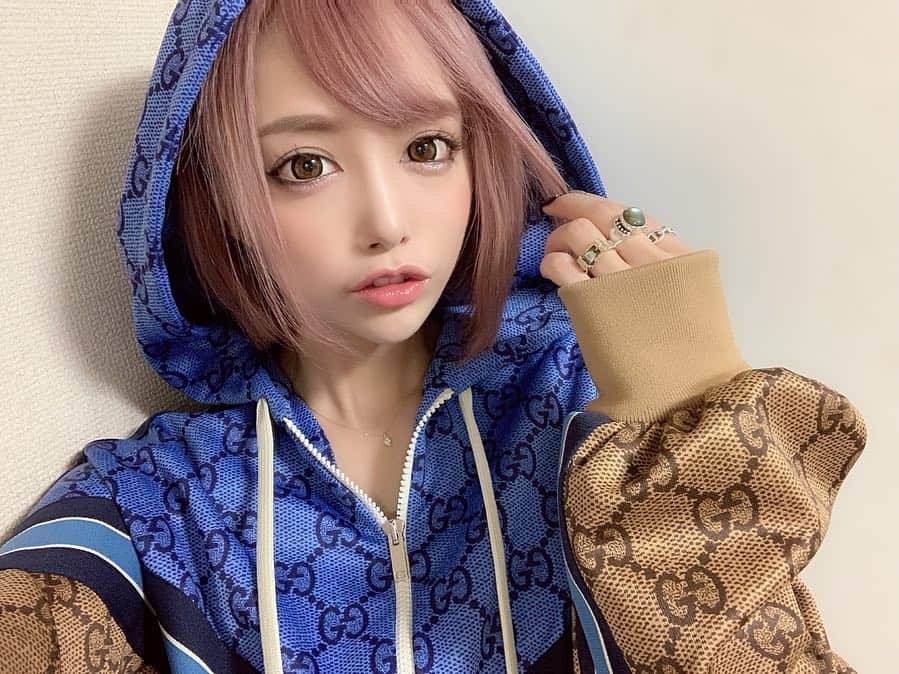 のインスタグラム：「今日は噂のお洋服❤️ お気に入り過ぎてやばみです💕 ピンク髪も好評で何より🥺🥺🥺 ． よくストーリーでも載せてるけど、 お洋服の下には #プロフェッショナルスレンダーメイクレギンス 使ってるよん🥰❣️ 適度な締め付けが気持ち良いし、レギンスだからこの時期でもパンプスと合わせて足首みせ出来るから重くならない✨ ． @professionalslendermake_info ↔️ここから買えるよん❣️💕」