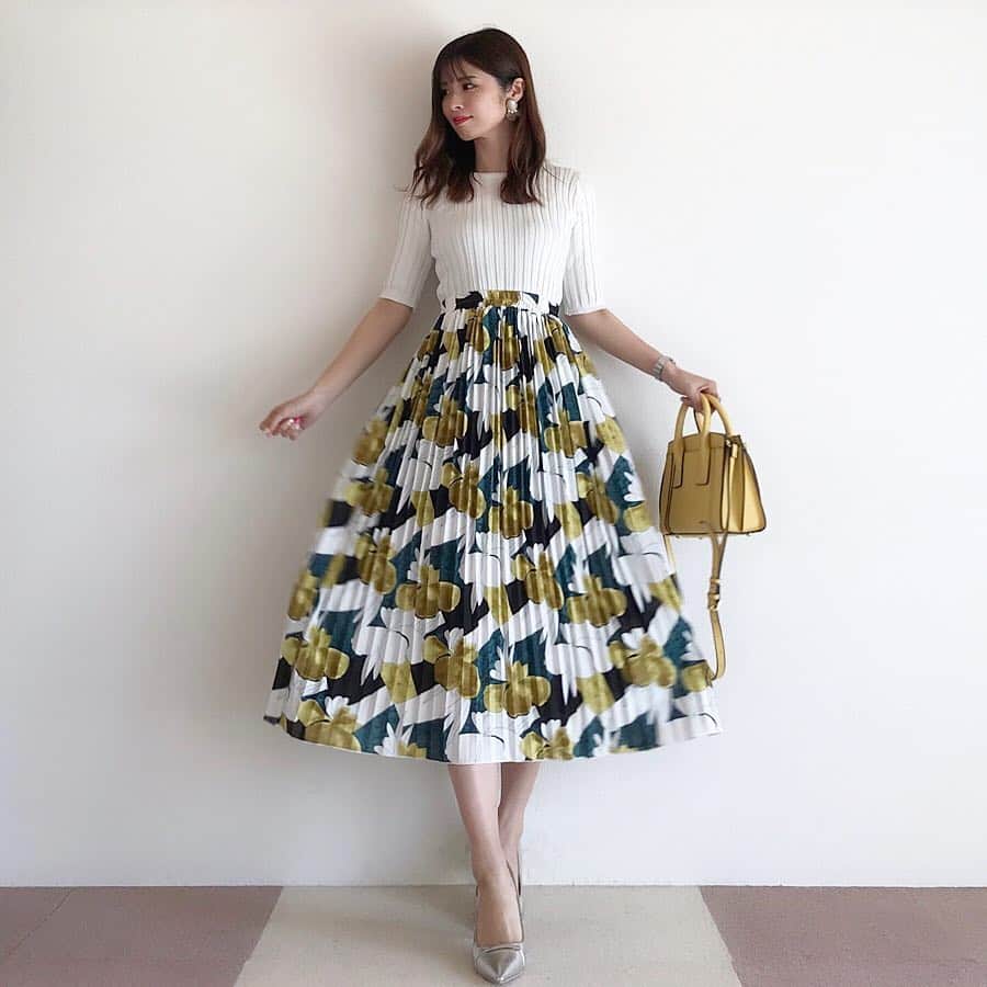 のインスタグラム：「#code . . @fifth_store の #フィットニット5分袖クルーネック と #プリーツフラワーロングスカート を着たよ❤︎ . . ニットは形も綺麗で、 シンプルだから使いやすい🙆‍♀️ スカートは、 星玲奈さんプロデュースの💕 ものすごく好みのスカート😍 丈感もシルエットも柄も 全て可愛い❤️ 40%オフのクーポン出てたよ♡ . . . トップス、ボトムス…#fifth バッグ…#shopstylejp シューズ…#celford . . . #fifthtl #フィフス #今日のコーデ #コーデ #ootd #coordinate #プチプラ #プチプラコーデ #ママコーデ #大人カジュアル #きれいめカジュアル #シンプルコーデ #着回しコーデ #mamagirl #locari #大人可愛い #きれいめコーデ #大人女子コーデ #モデル #おしゃれさんと繋がりたい #ファッション #partegram #ponte_fashion #花柄」