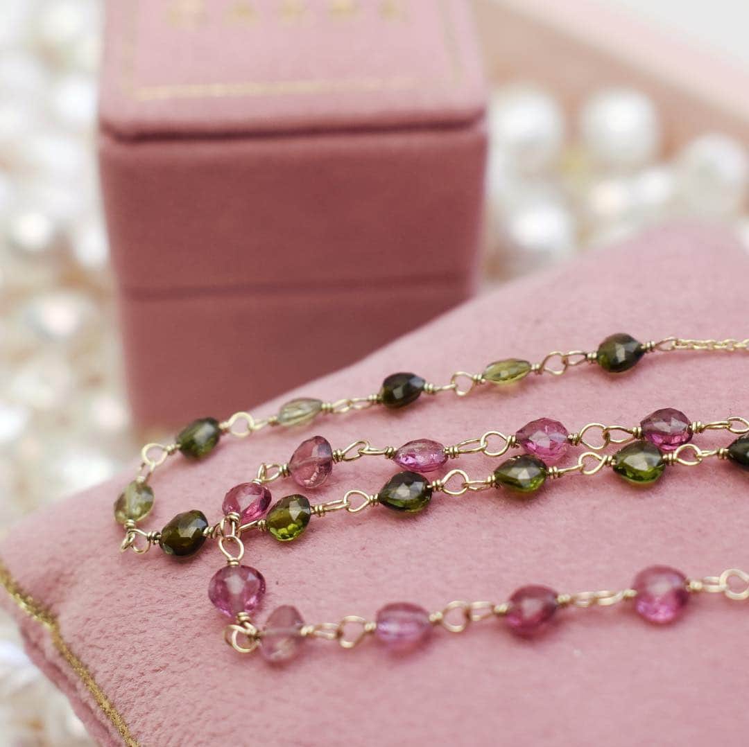 のインスタグラム：「10 karat gold and Tourmalines. Which one is your favourite, pink or green? 💚💕 #Therainbow #carrejewellery」